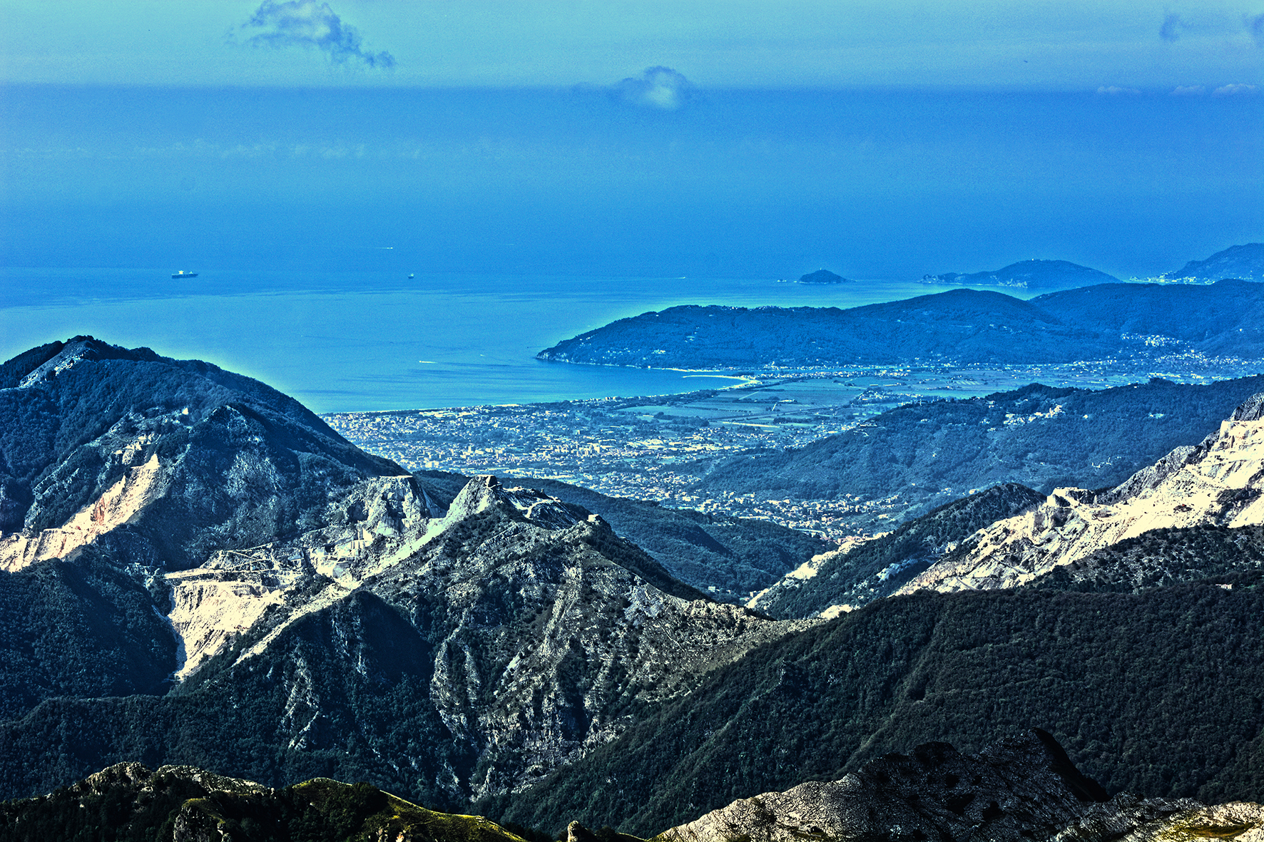 Foce della magra vista dalle Alpi apuane