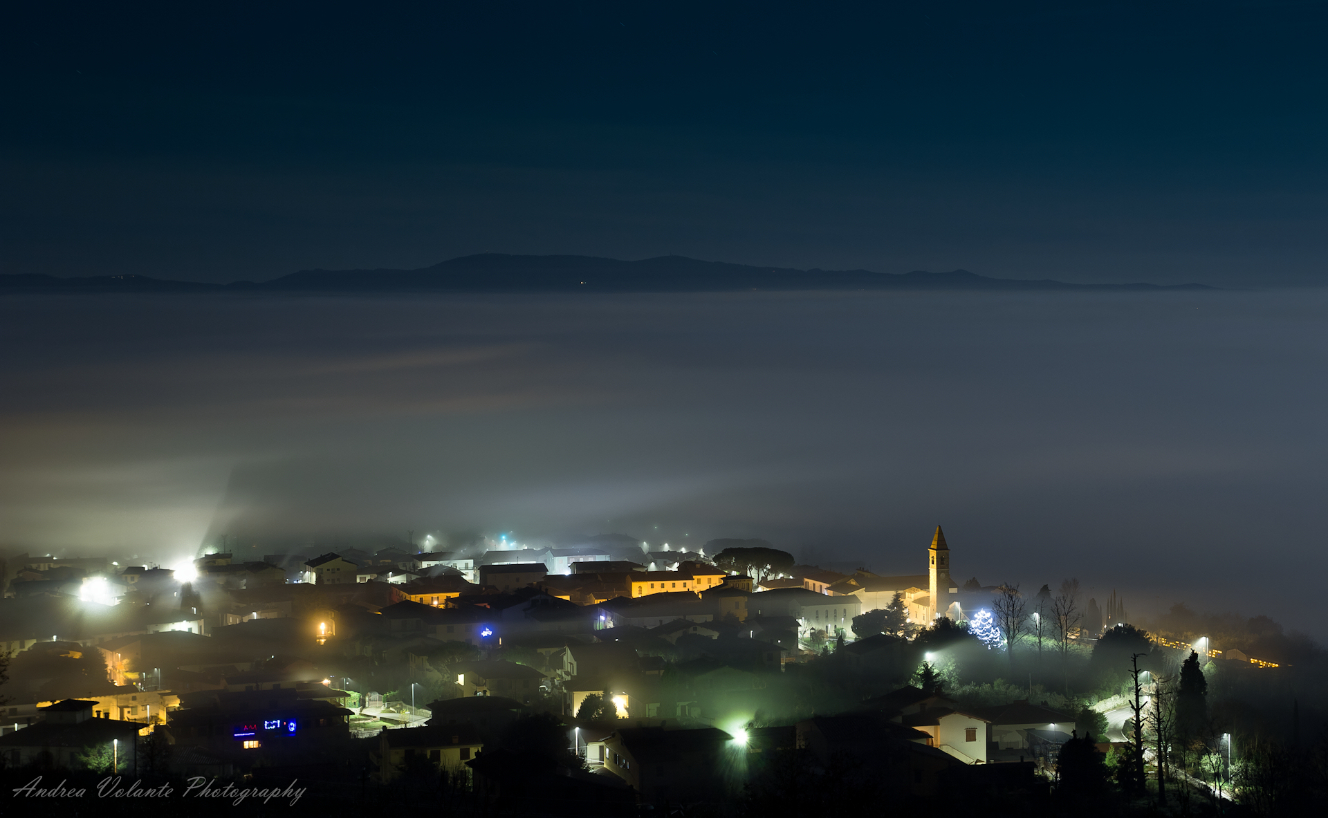 Luci e nebbia ..tra le case di Pian di Scò.