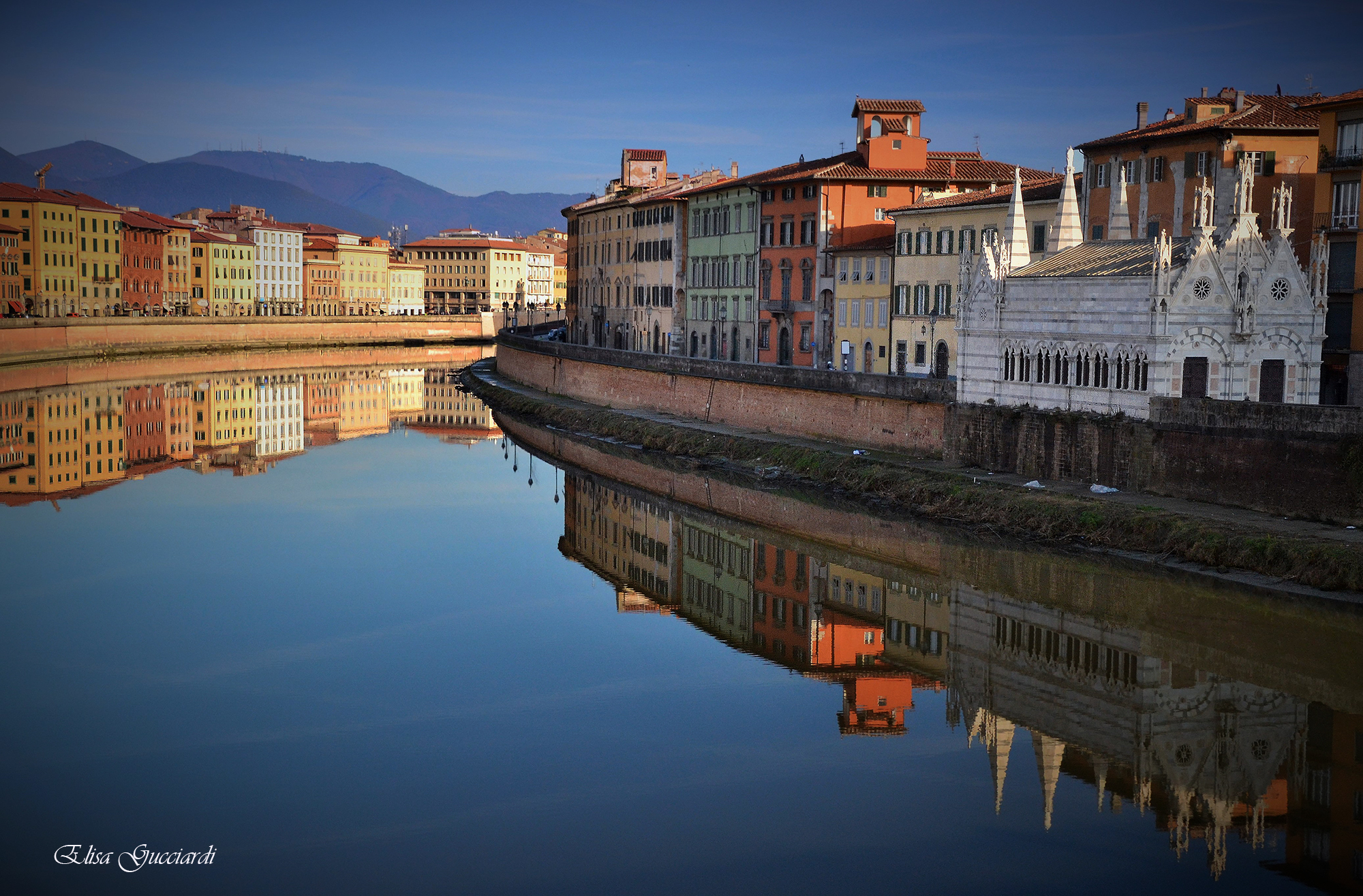 Pisa, specchiata in Arno