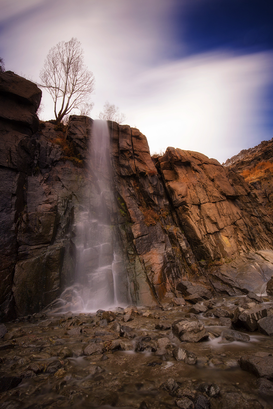 Gushing, splashing, falling waterfall