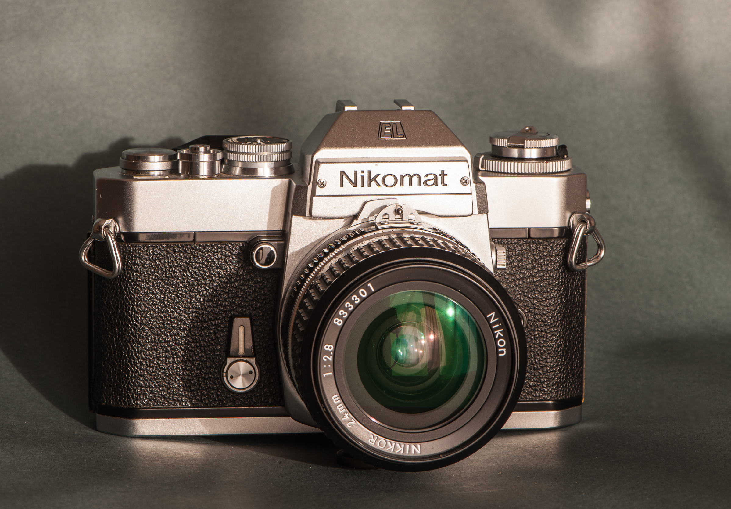 La Nikon "Nikomat EL" con Nikkor 24mm/2,8  AIS