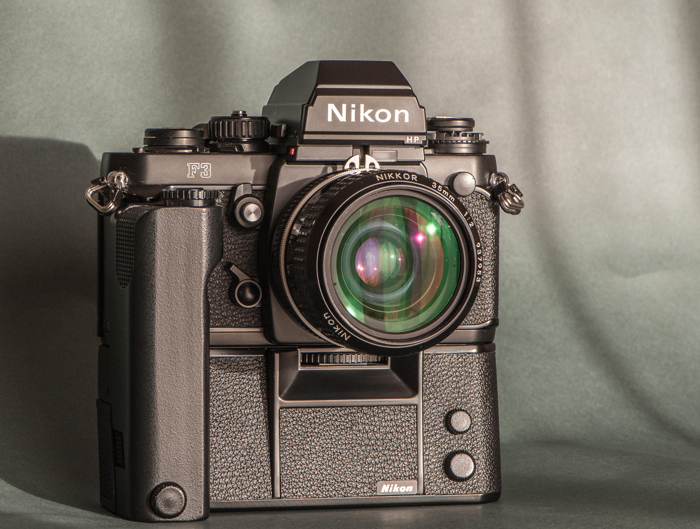 La Nikon "F3 HP" con MD4 e Nikkor 35mm/2 AIS