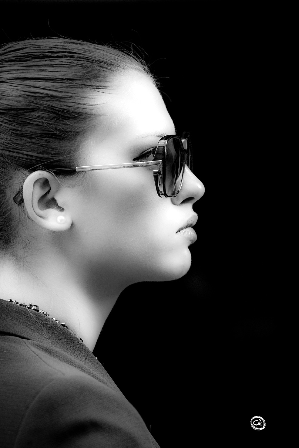 Profilo su fondo scuro