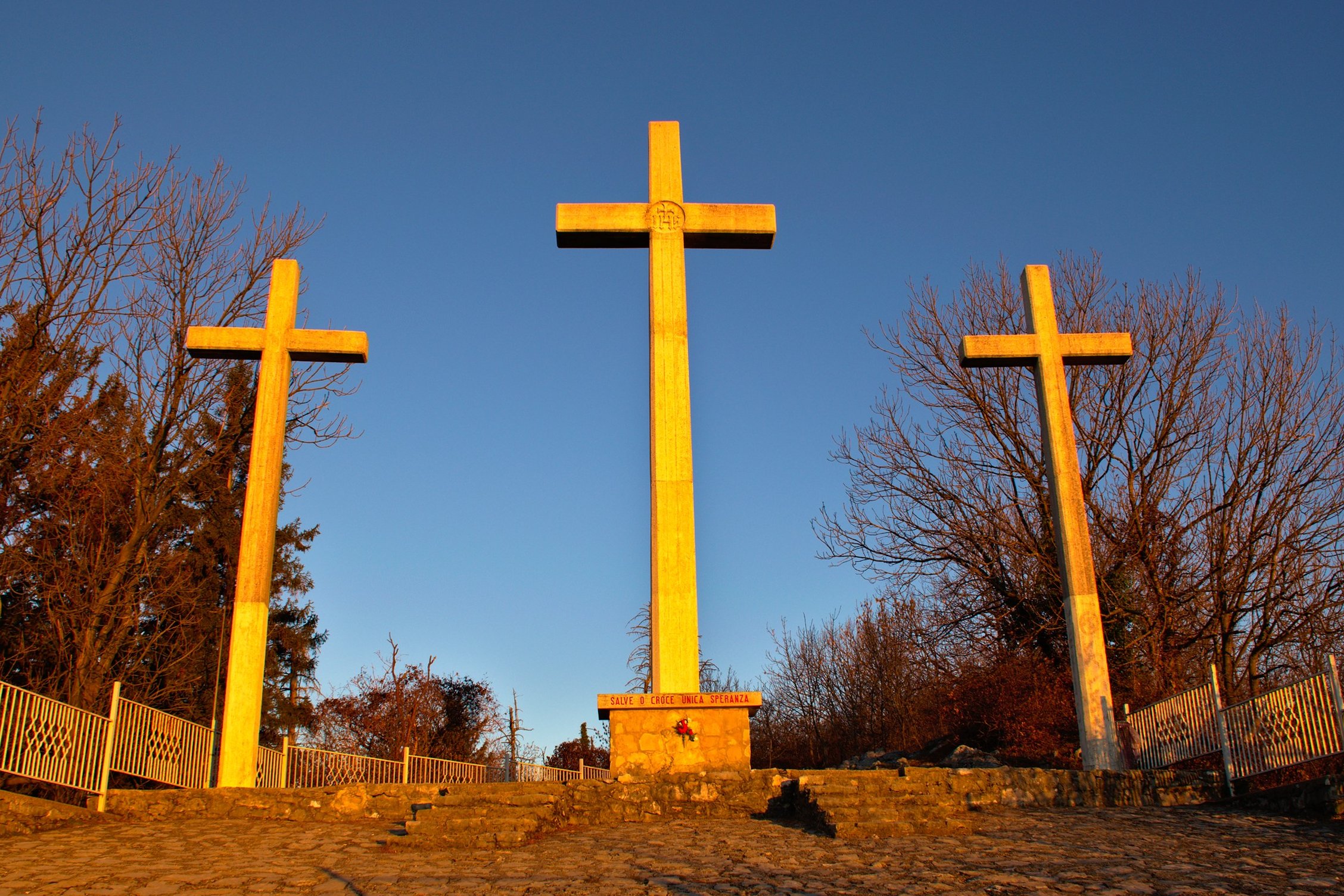 Alba alle tre croci