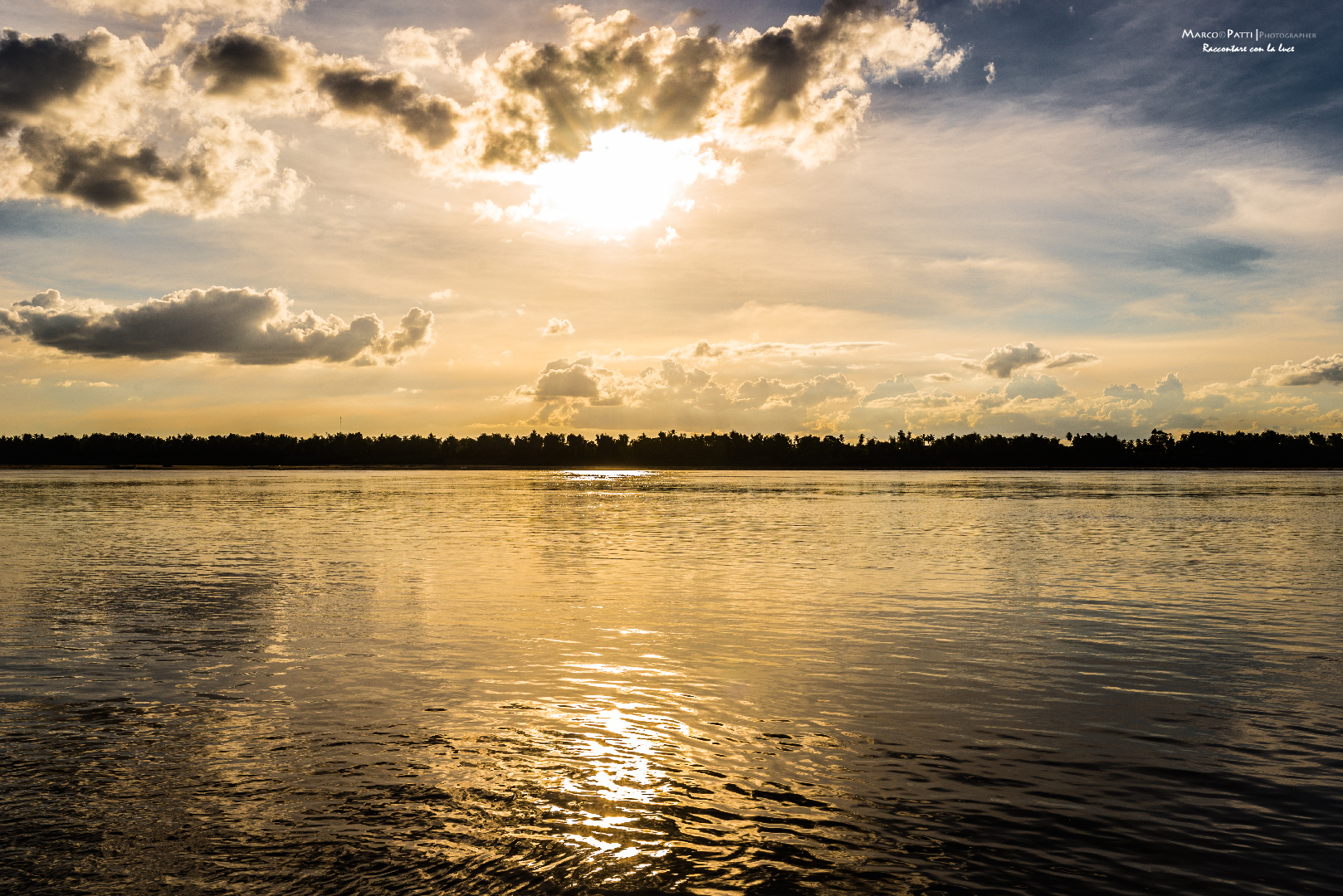 tramonto sul fiume Mekong