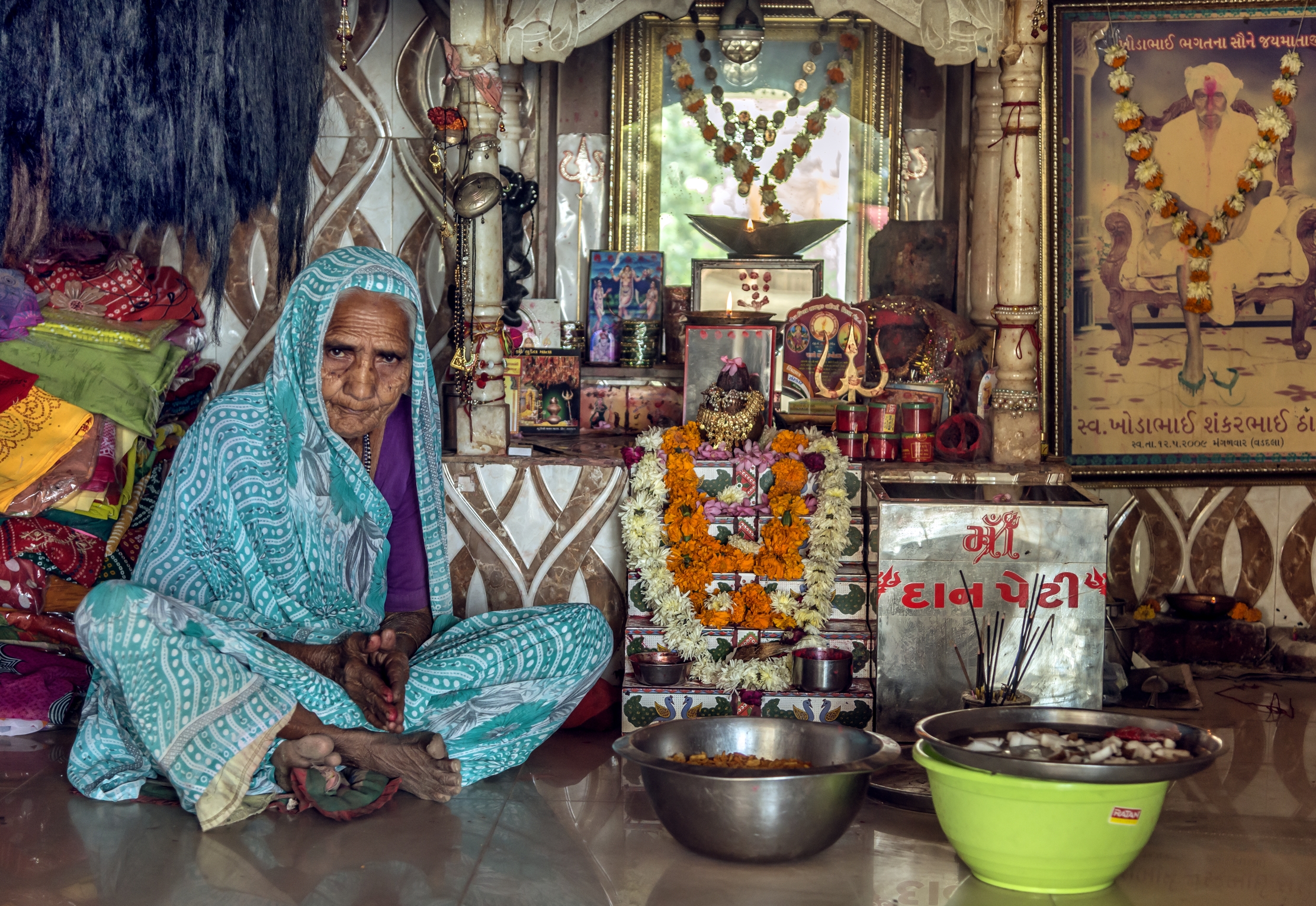 Gujarat 2015 - Sagerdotessa nel Tempio Indù