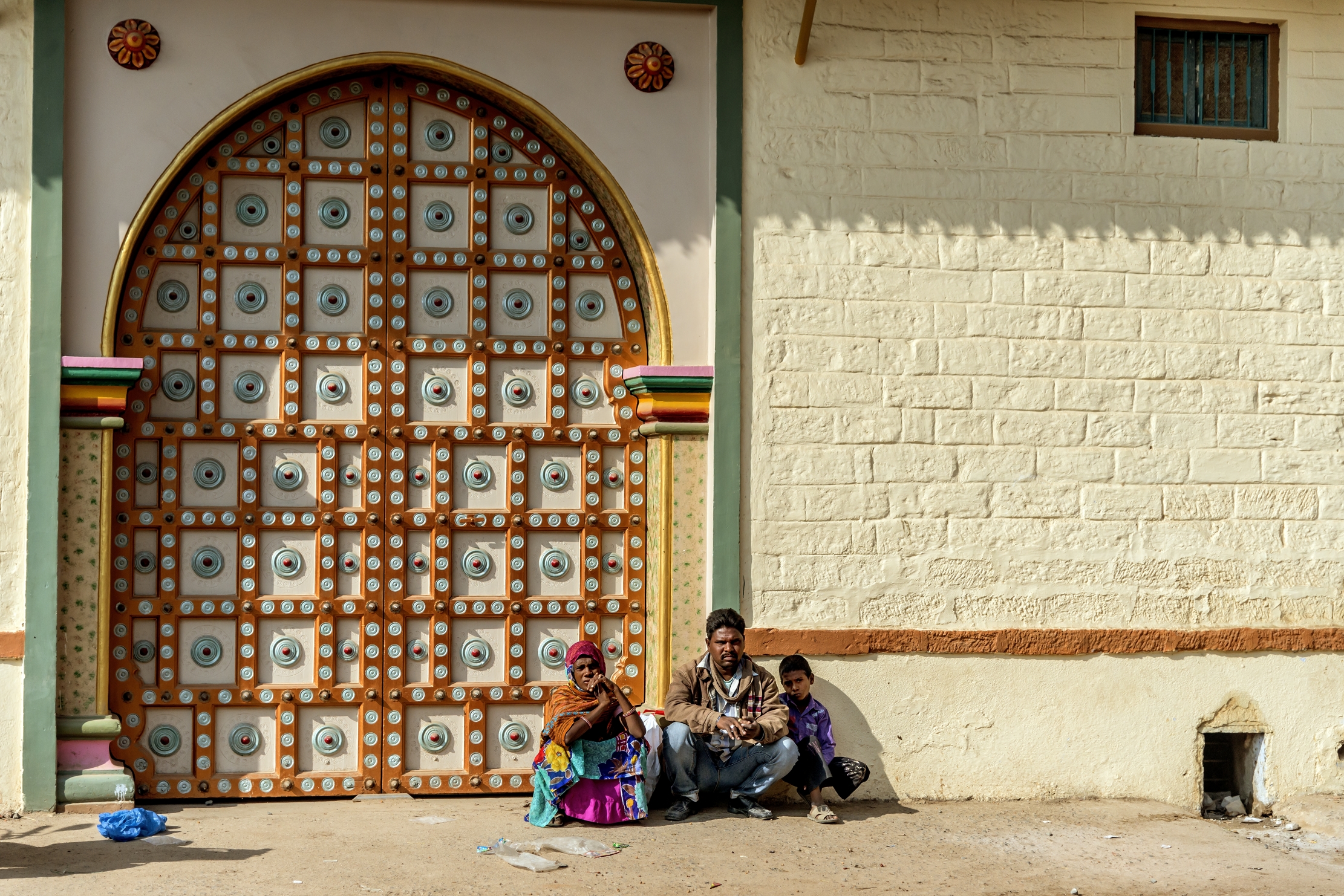 Gujarat 2015 - Davanti un tempio