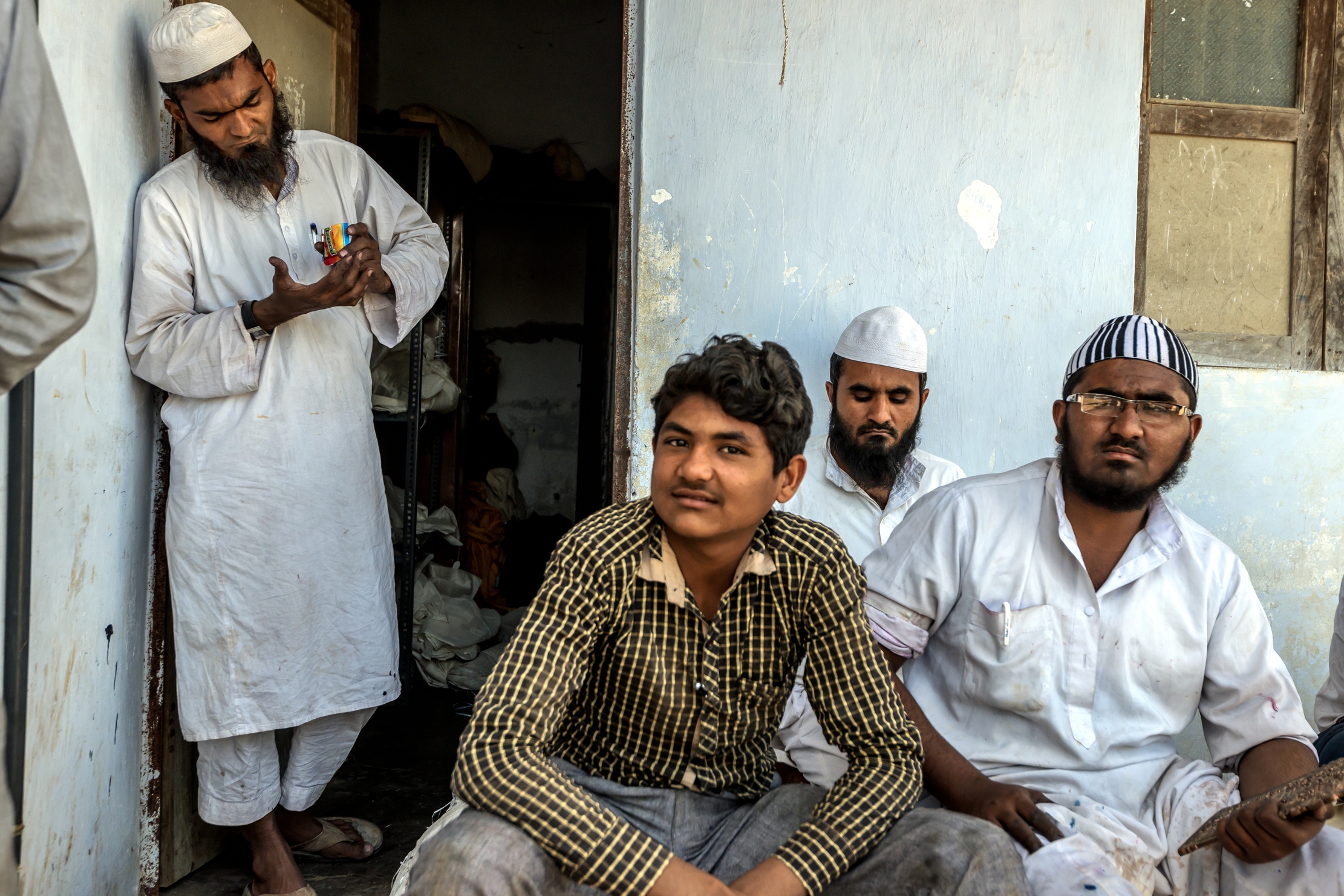 Gujarat 2015 - Artisans near the factory