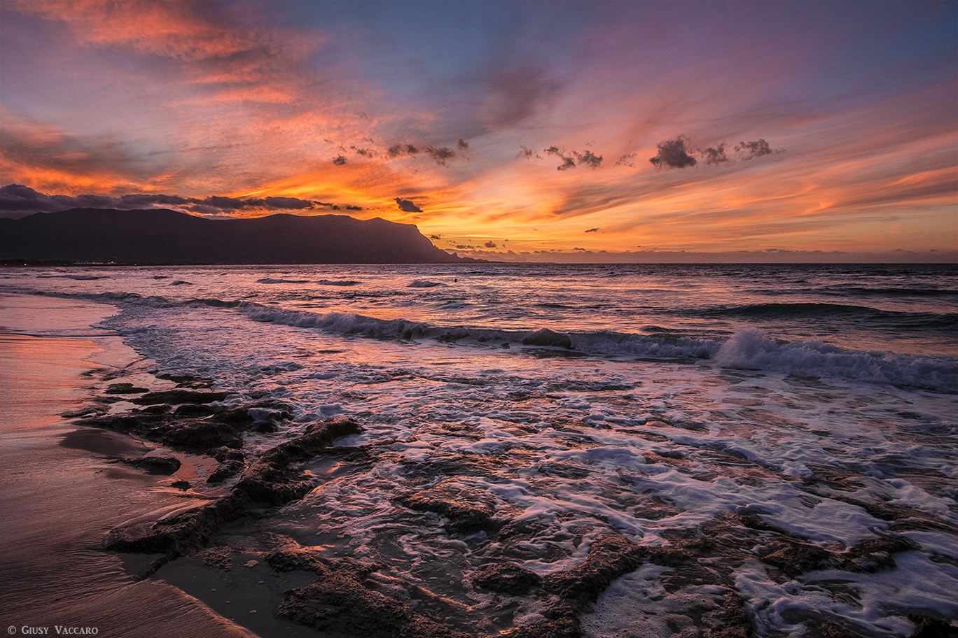 Qui l'orizzonte al tramonto non stanca mai