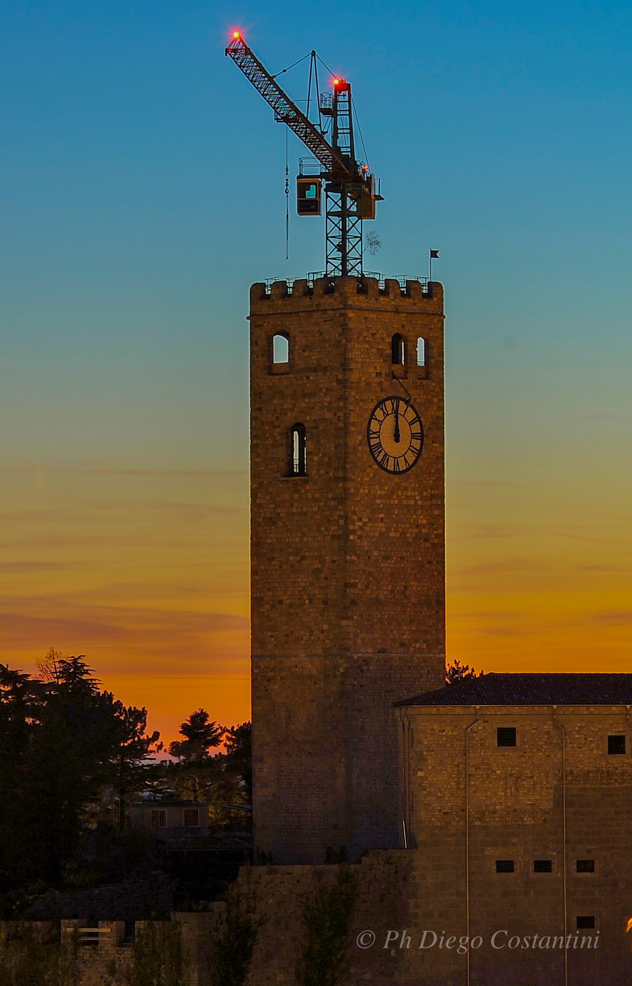 Tramonto sul costruendo castello di Gemona