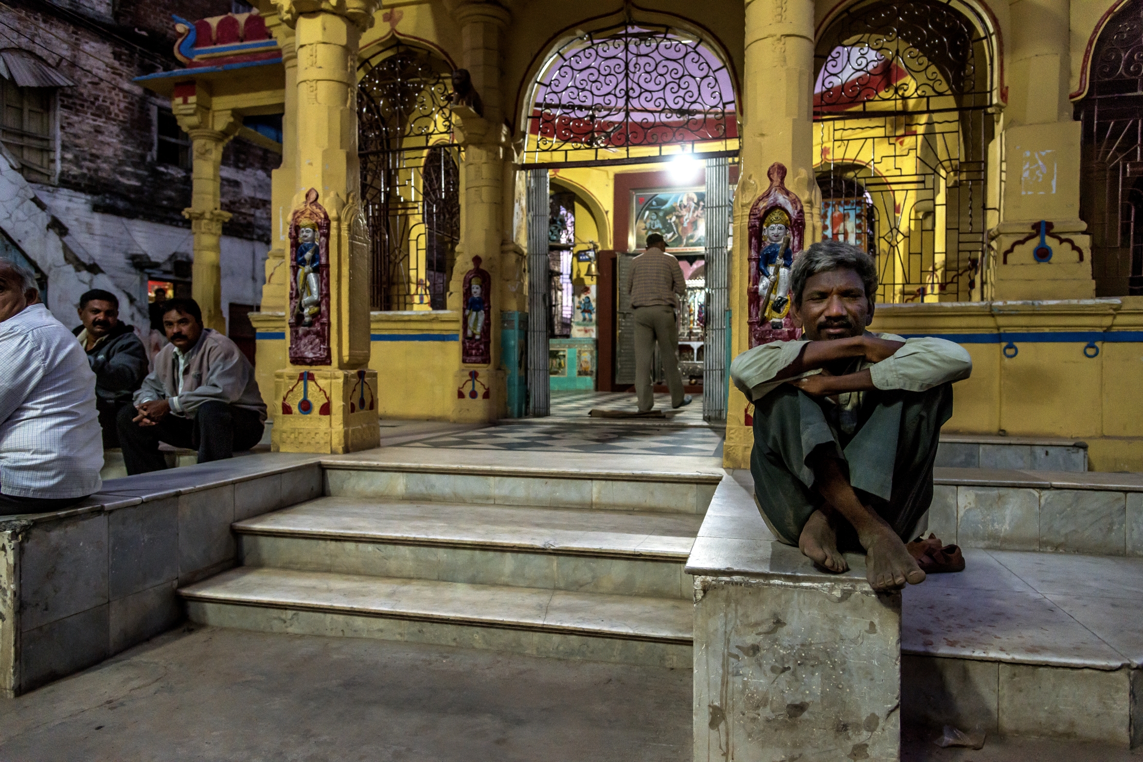 Gujarat 2015 - All'entrata di un tempio di notte