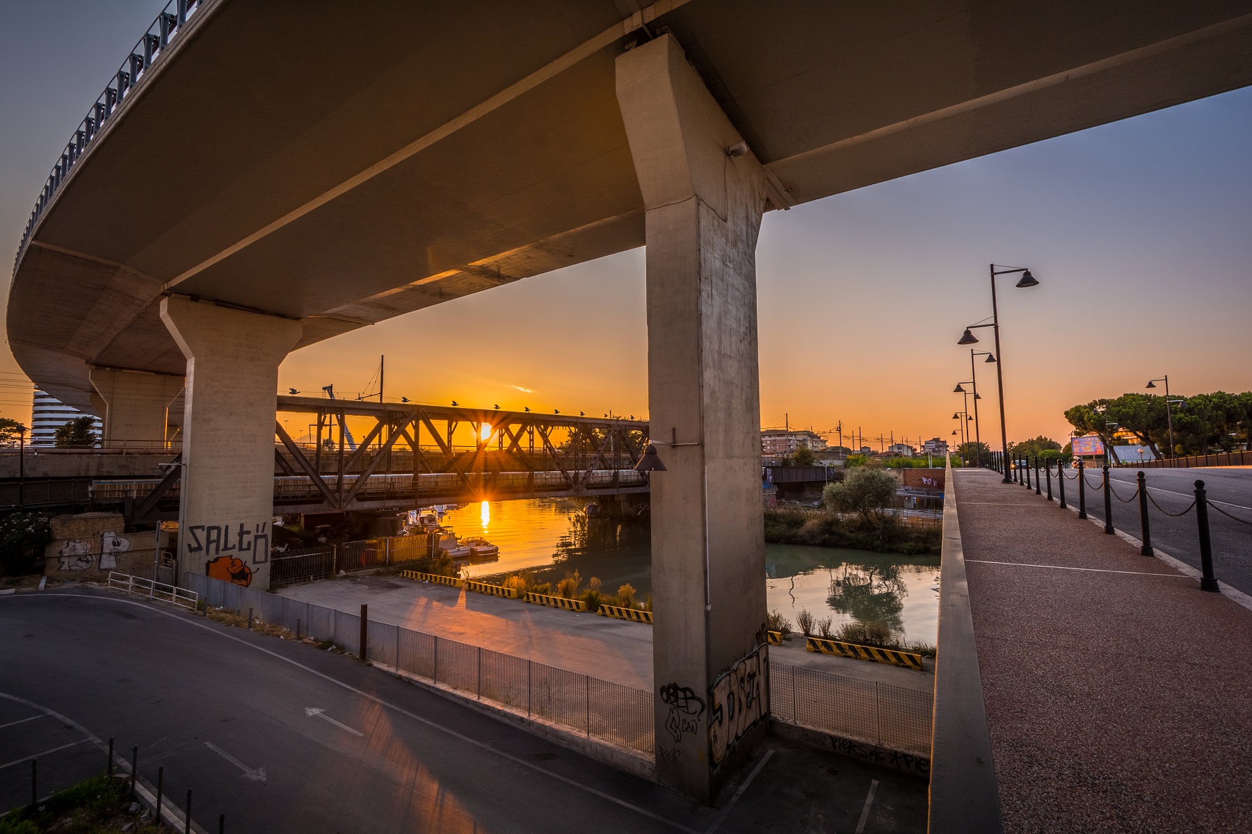 Sunset over the iron bridge (Pe)