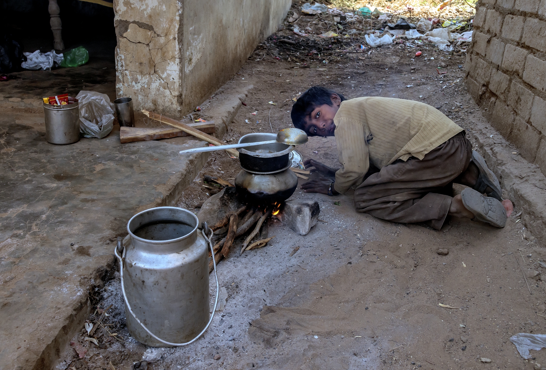 Gujarat 2015  - In un villaggio accendere il fuoco