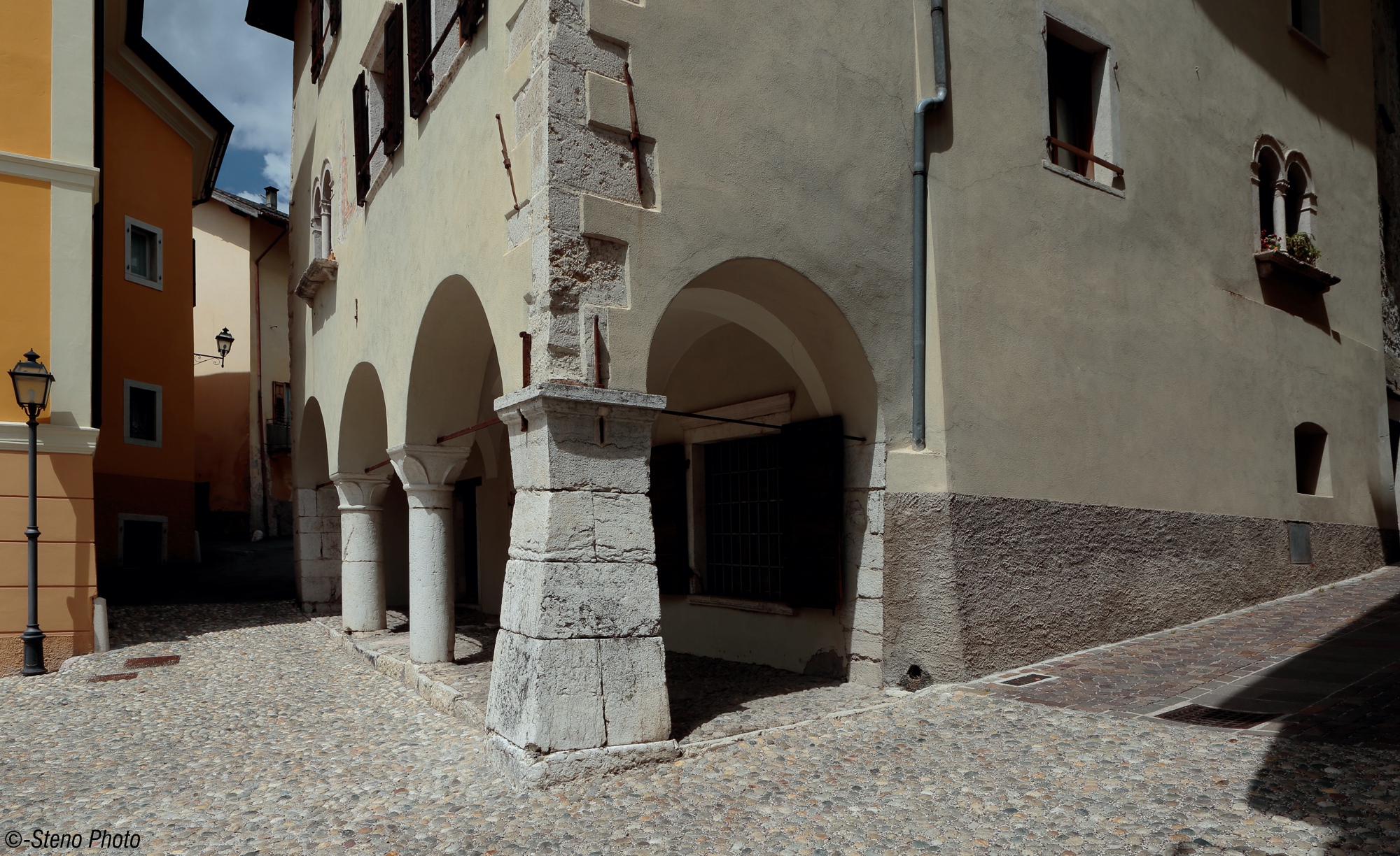 Glimpses of Piazza Maggiore