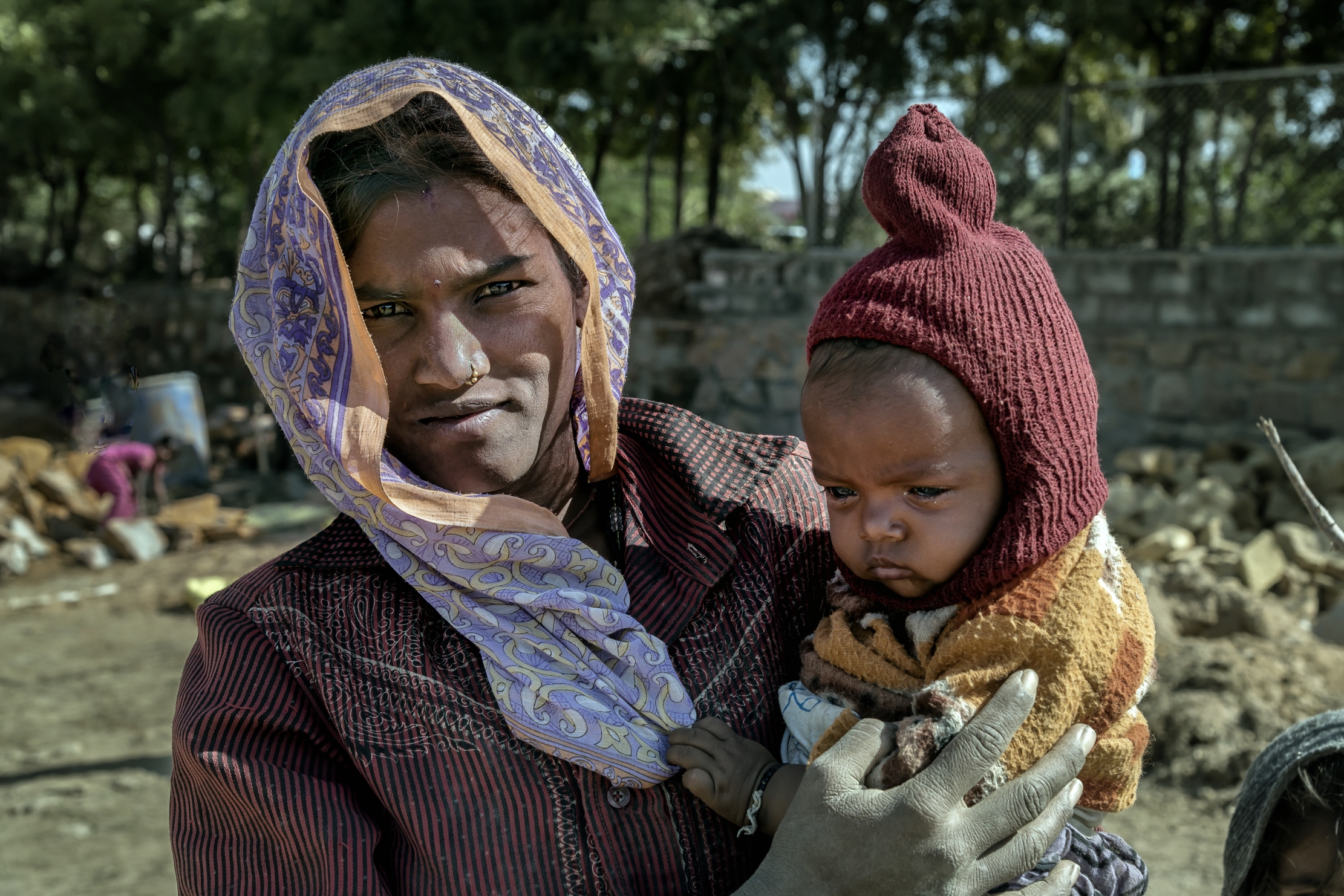 Gujarat 2015 -  Operaia vicino al cantiere