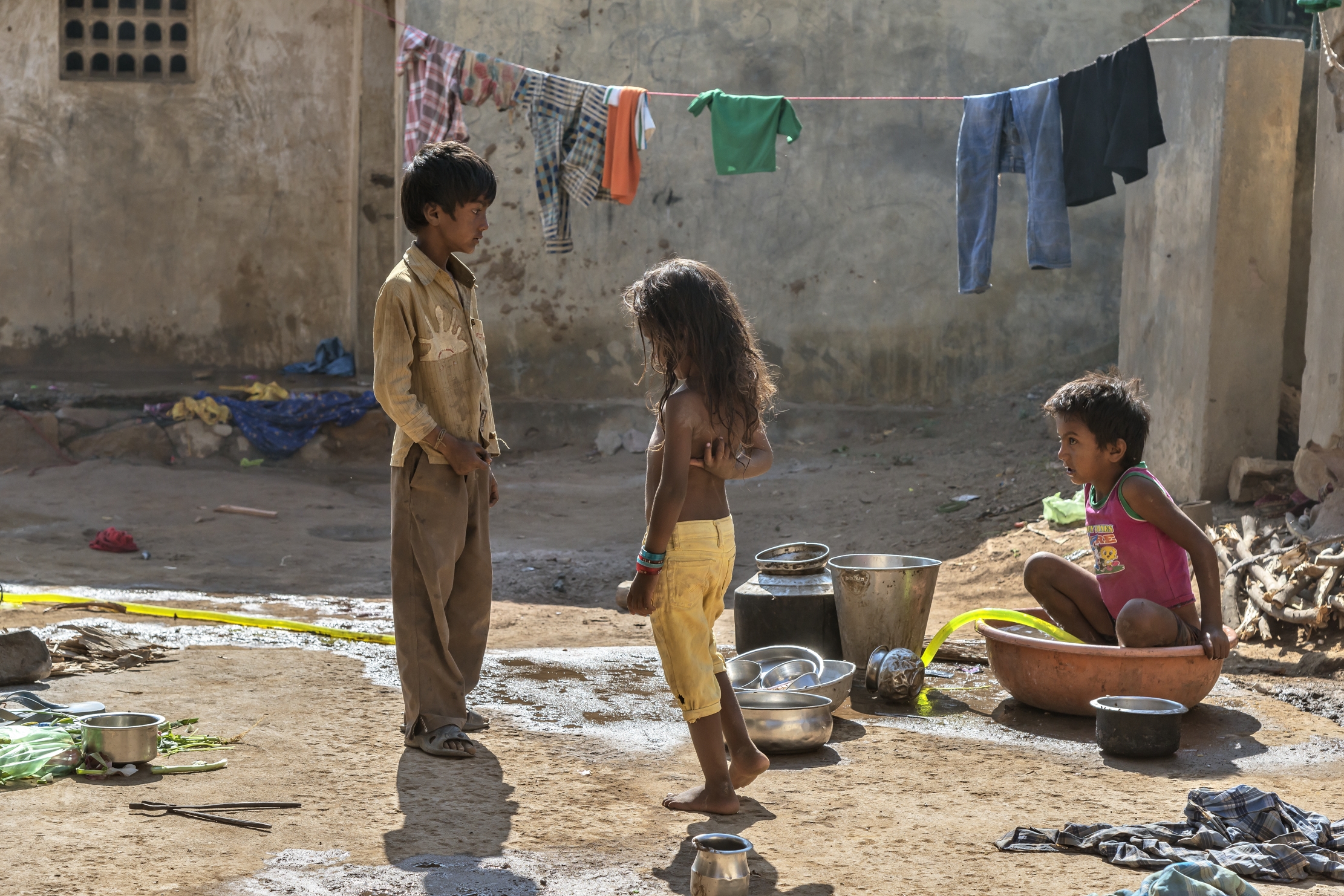 Gujarat 2015 - In un cortile di un piccolo villaggio