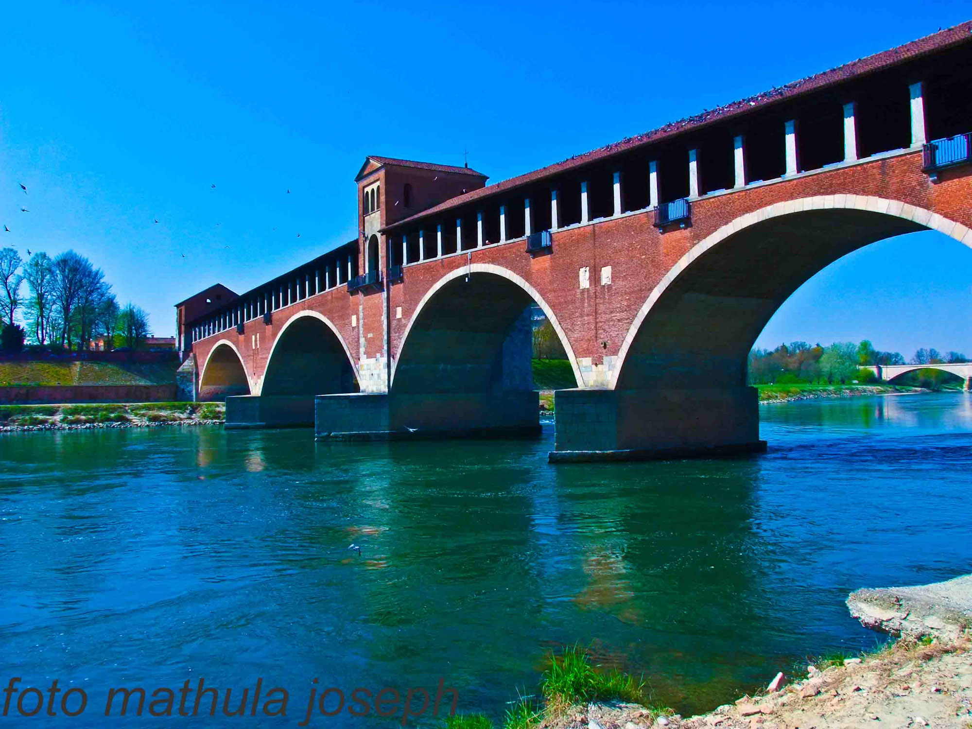 ponte coperto sul fiume Ticino a Pavia