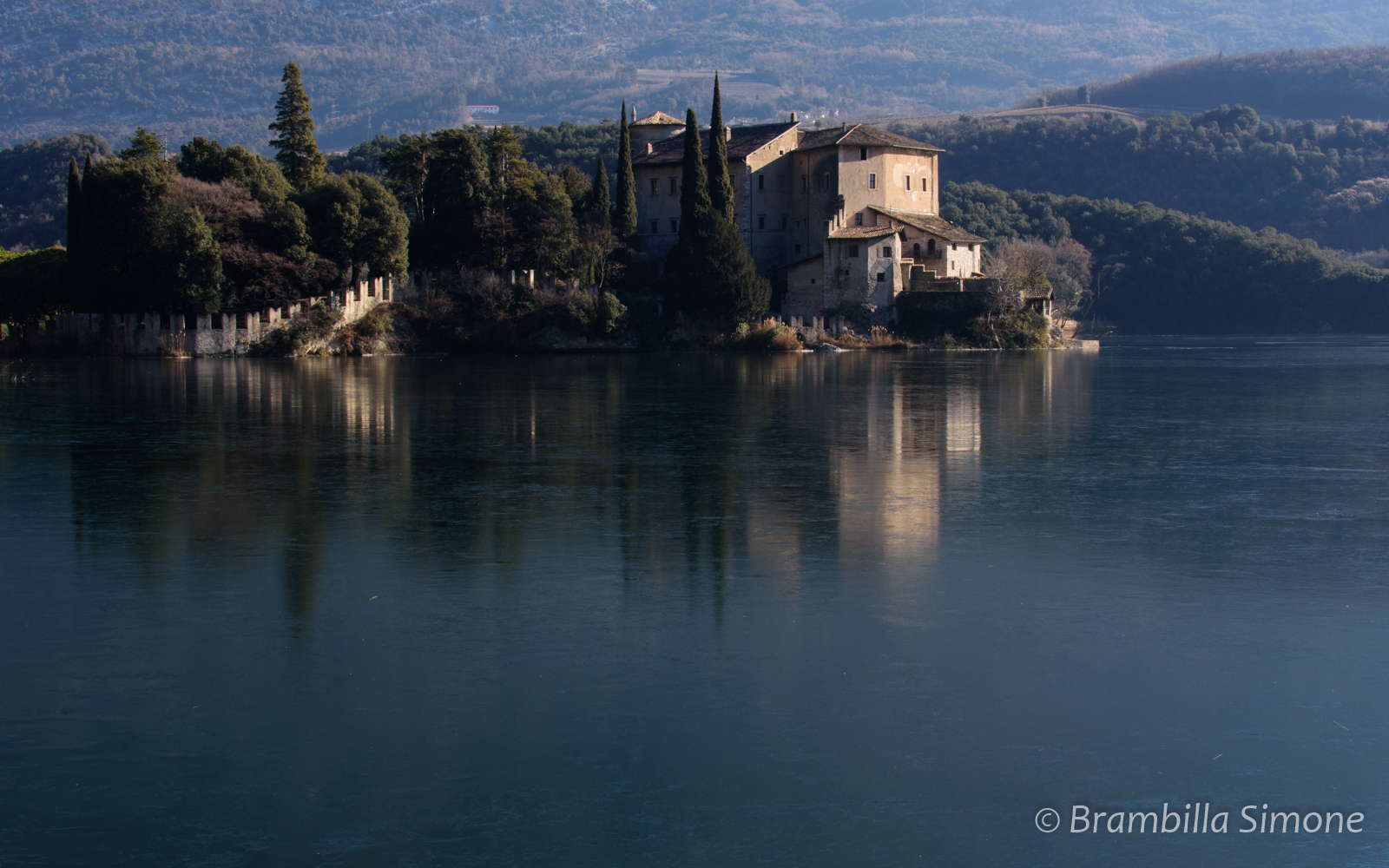 Castel Toblino sul lago ghiacciato