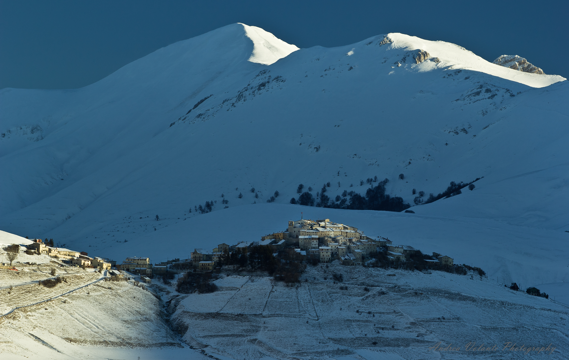 Primi raggi di sole ..riscaldano la gelida Castelluccio