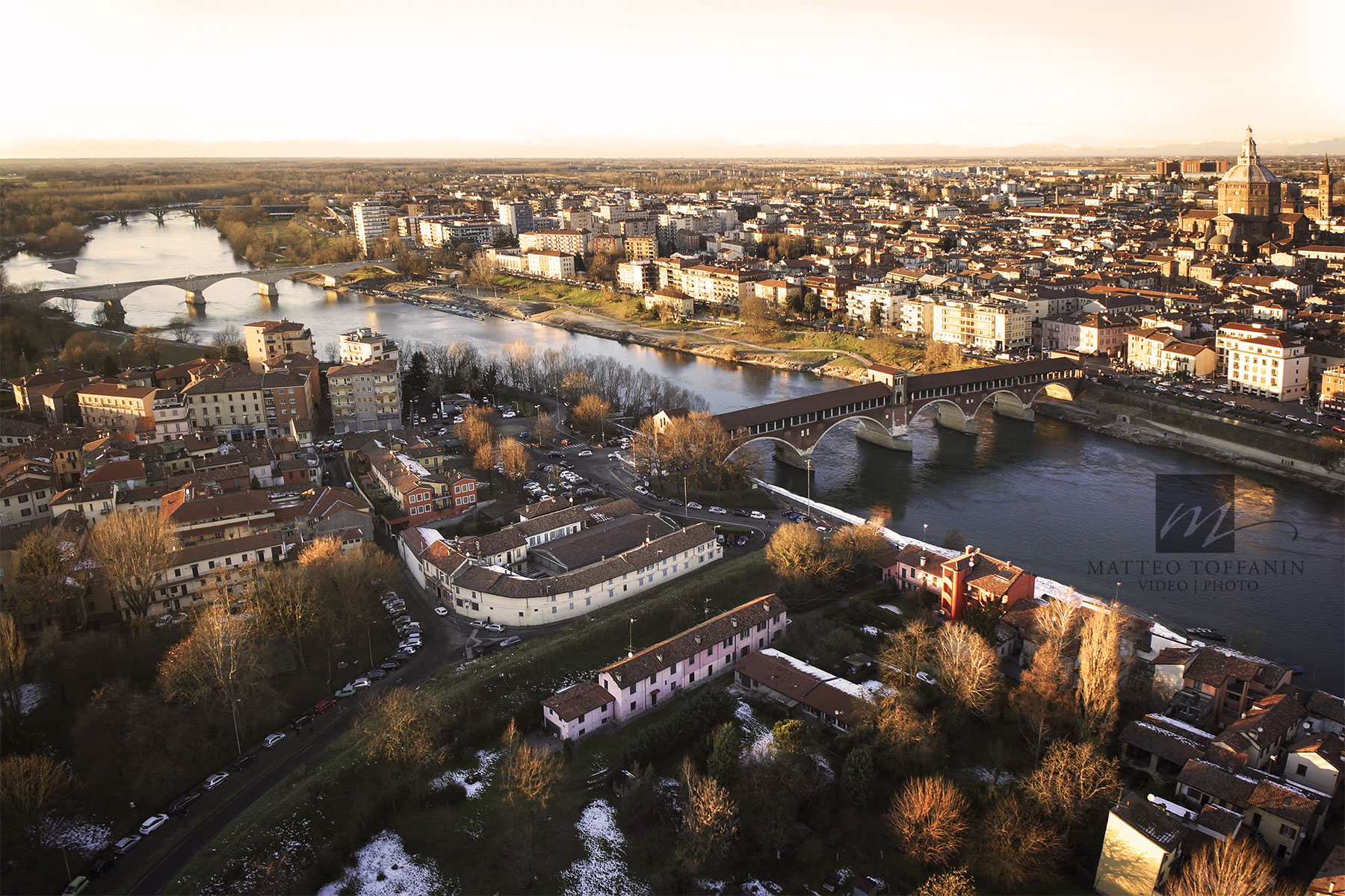 foto aerea di Pavia ponte coperto con drone