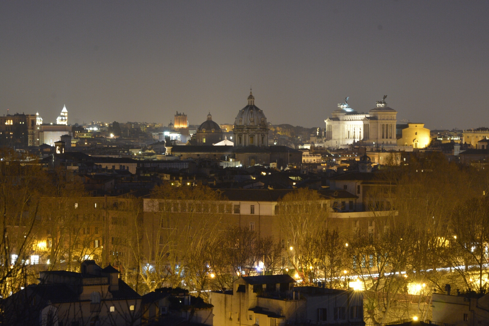 la città eterna di notte