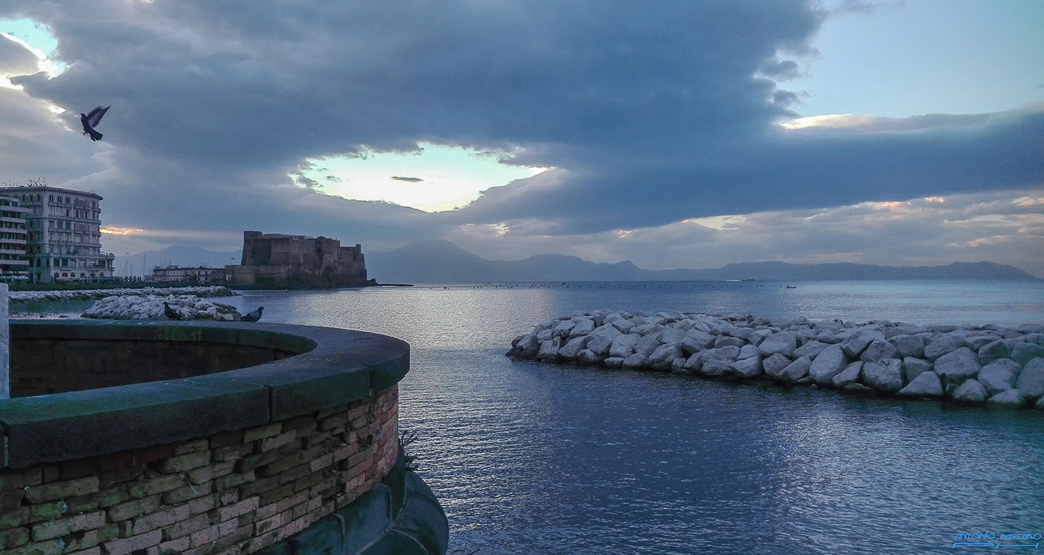 Prime luci su Mergellina