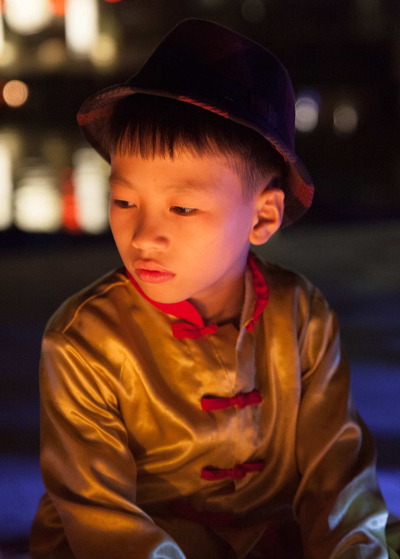 Hoi An, giovane venditore di candele portafortuna