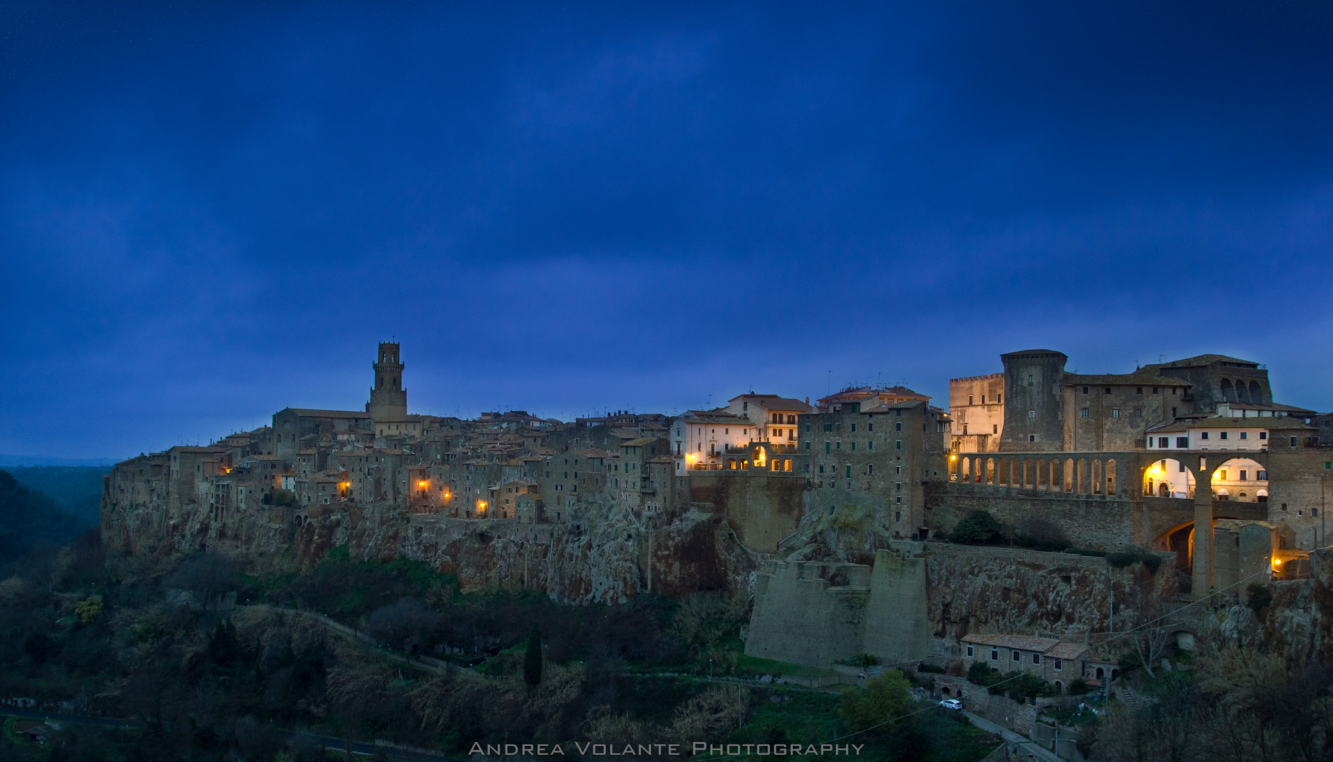 Pitigliano ..le ultime luci della notte.