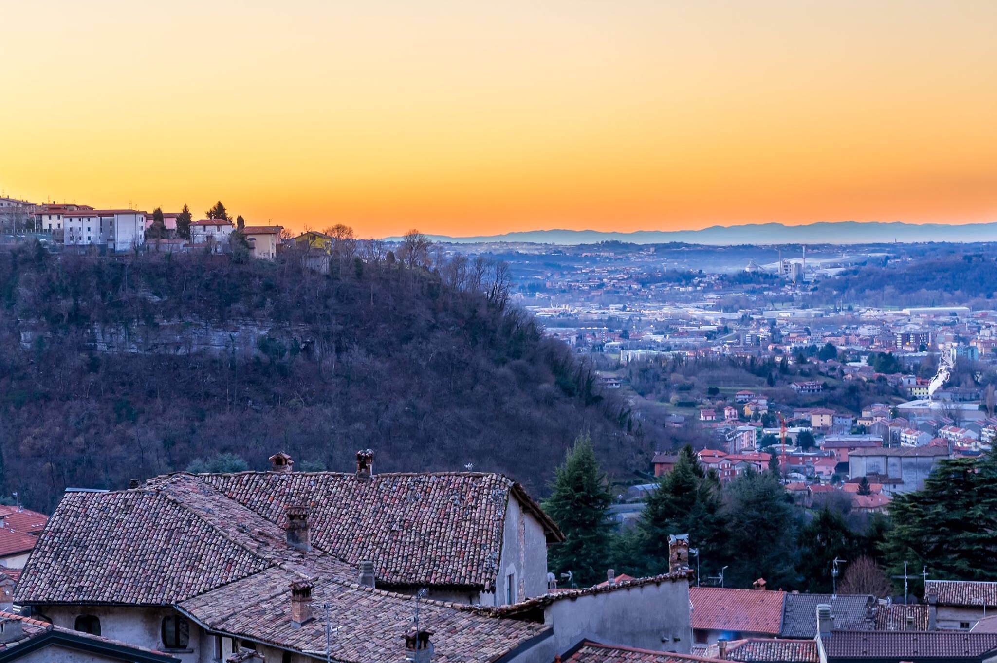 Sunrise on the Como hills