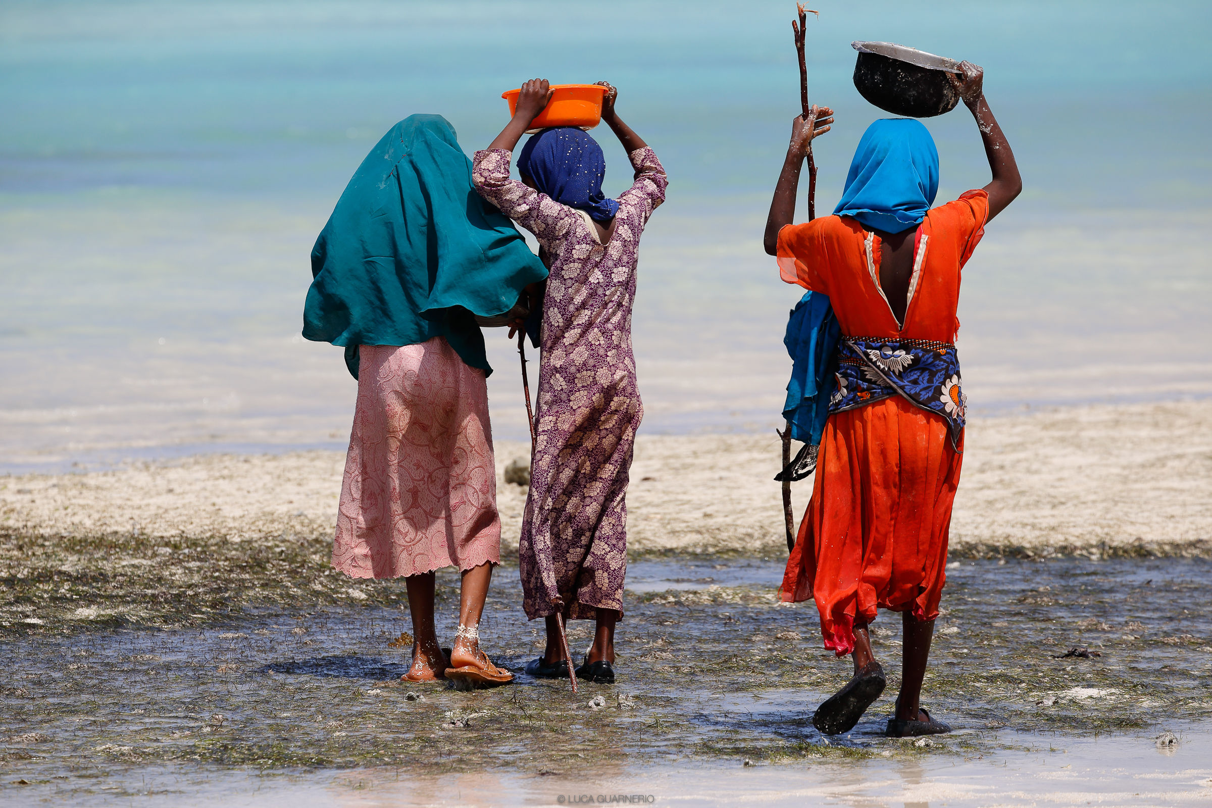 Donne al lavoro durante la bassa marea