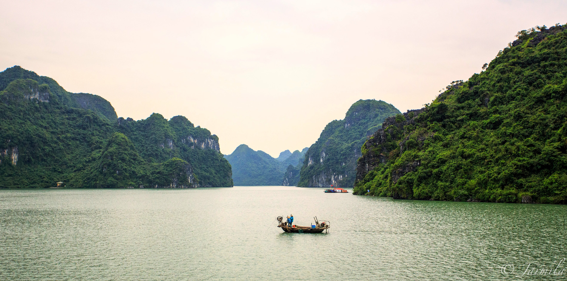 L'alba nuvolosa nella Baia di Halong