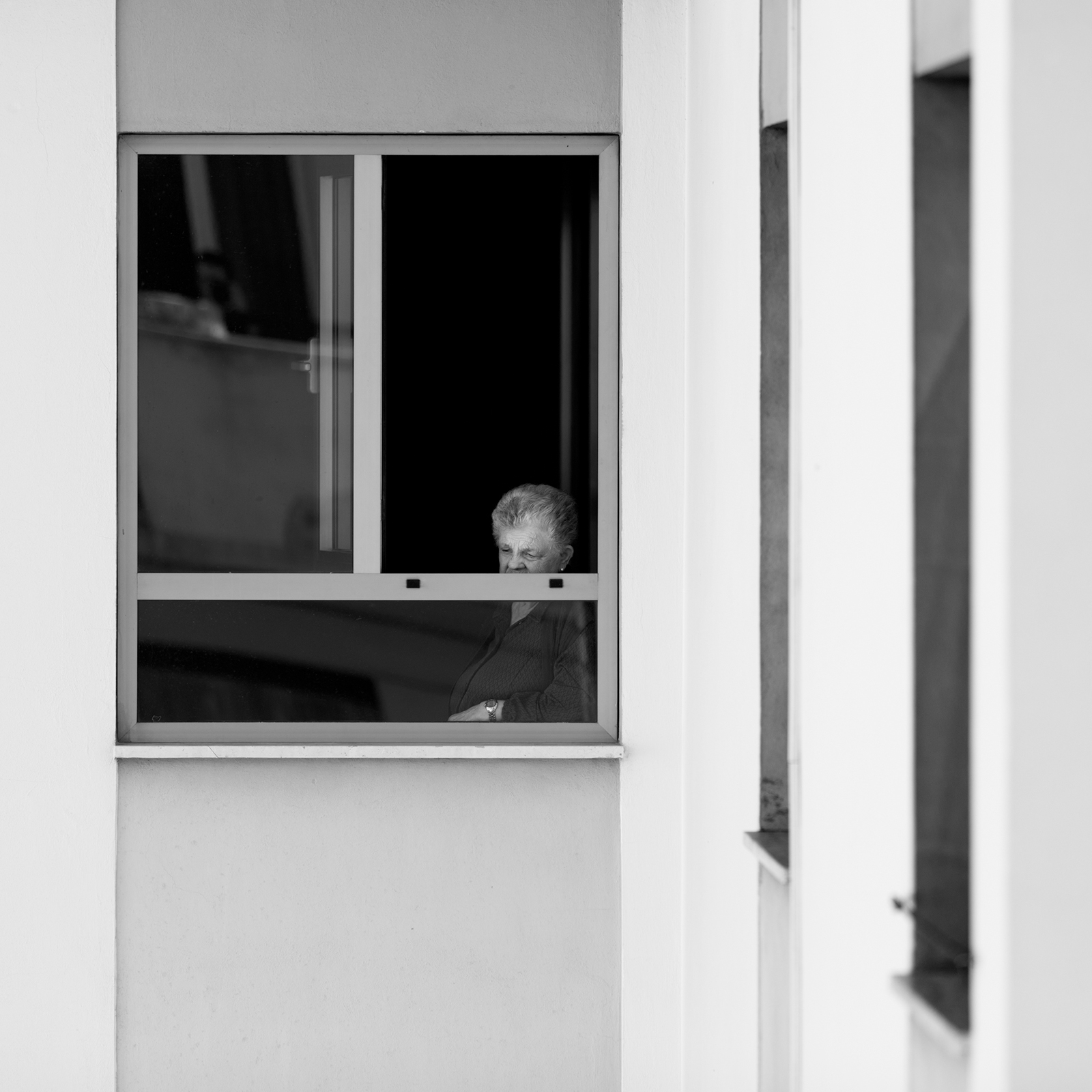 La ragazza alla finestra