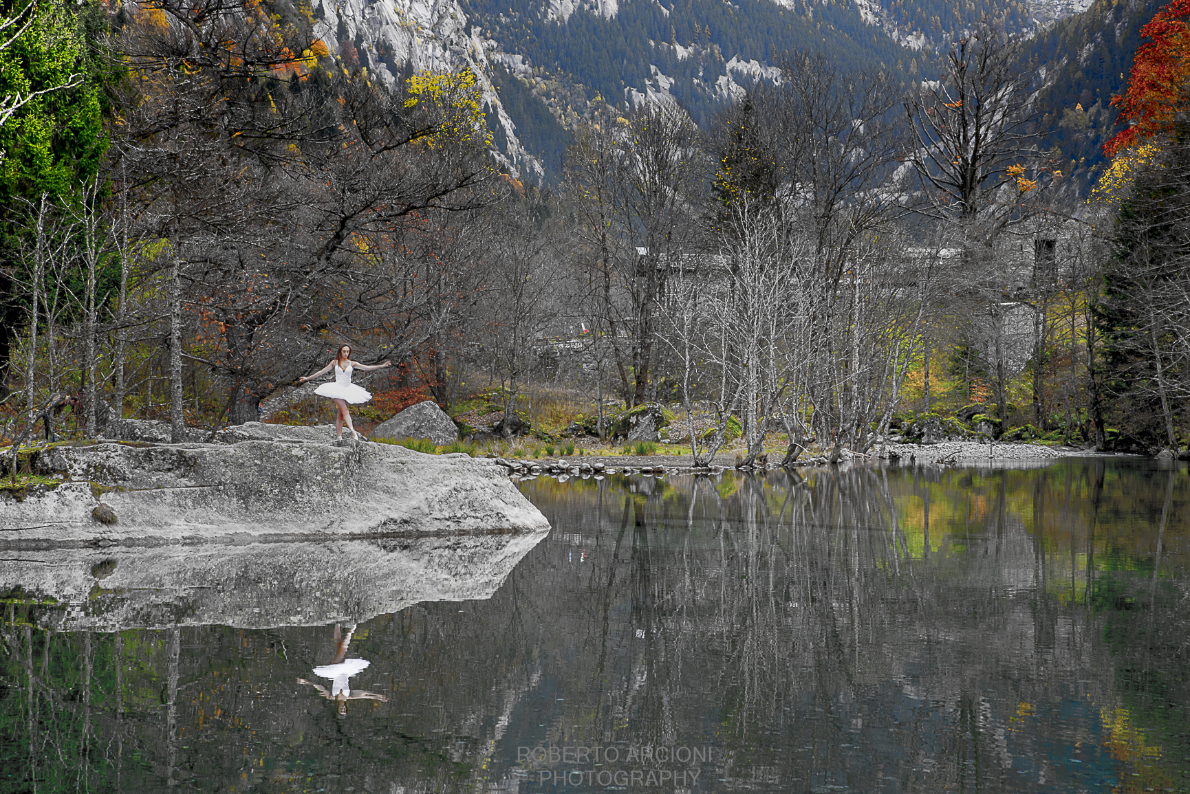 In bilico sul lago in Val di Mello