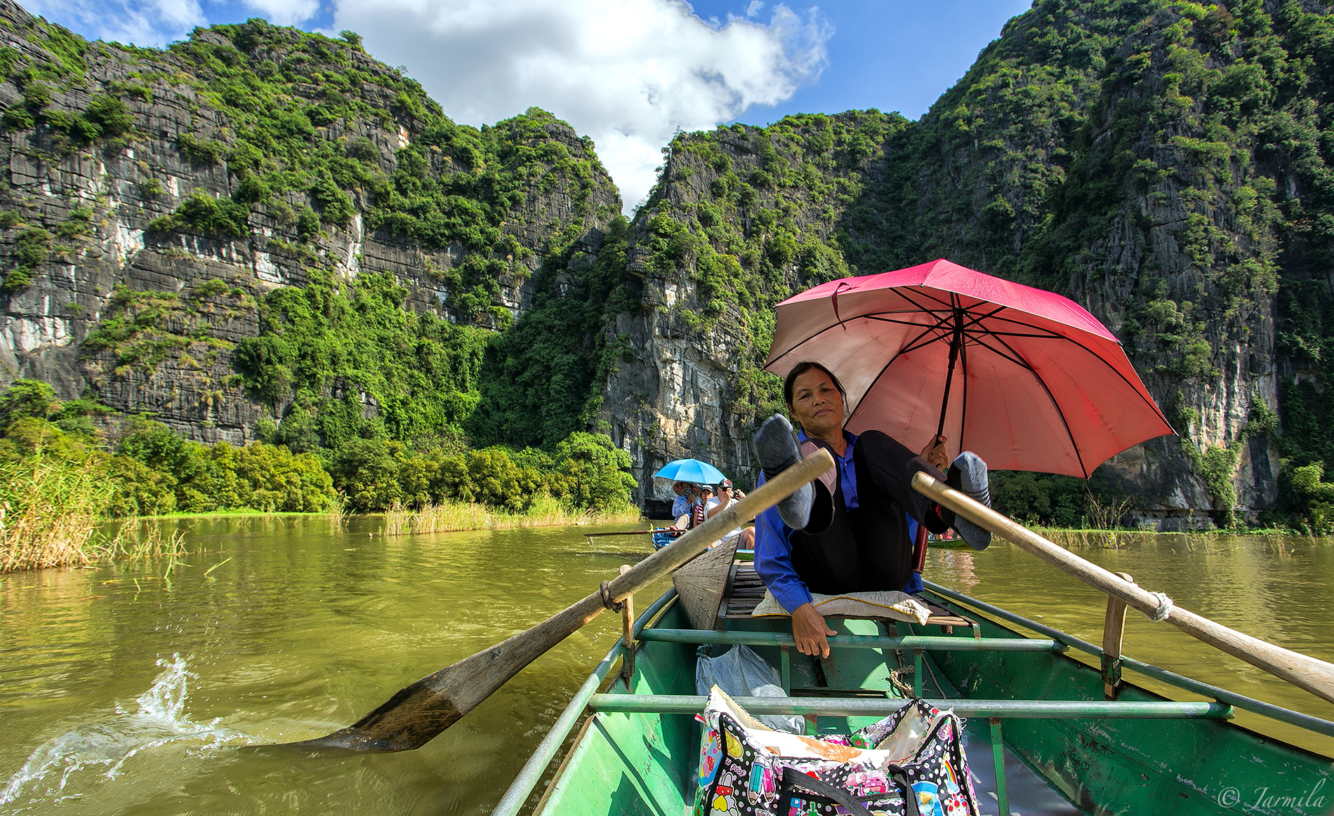 TAM COC - The barcaiola paddling with their feet