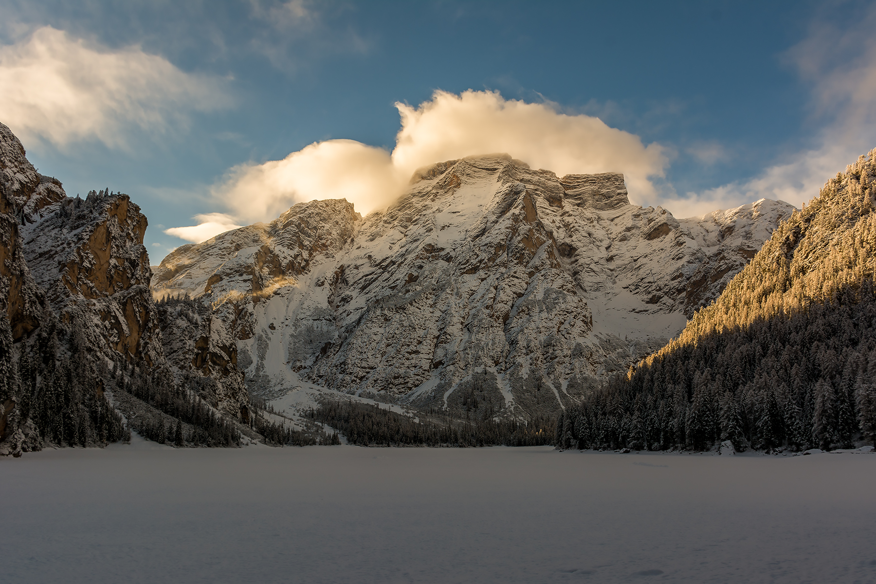 Prime luci al Lago di Braies