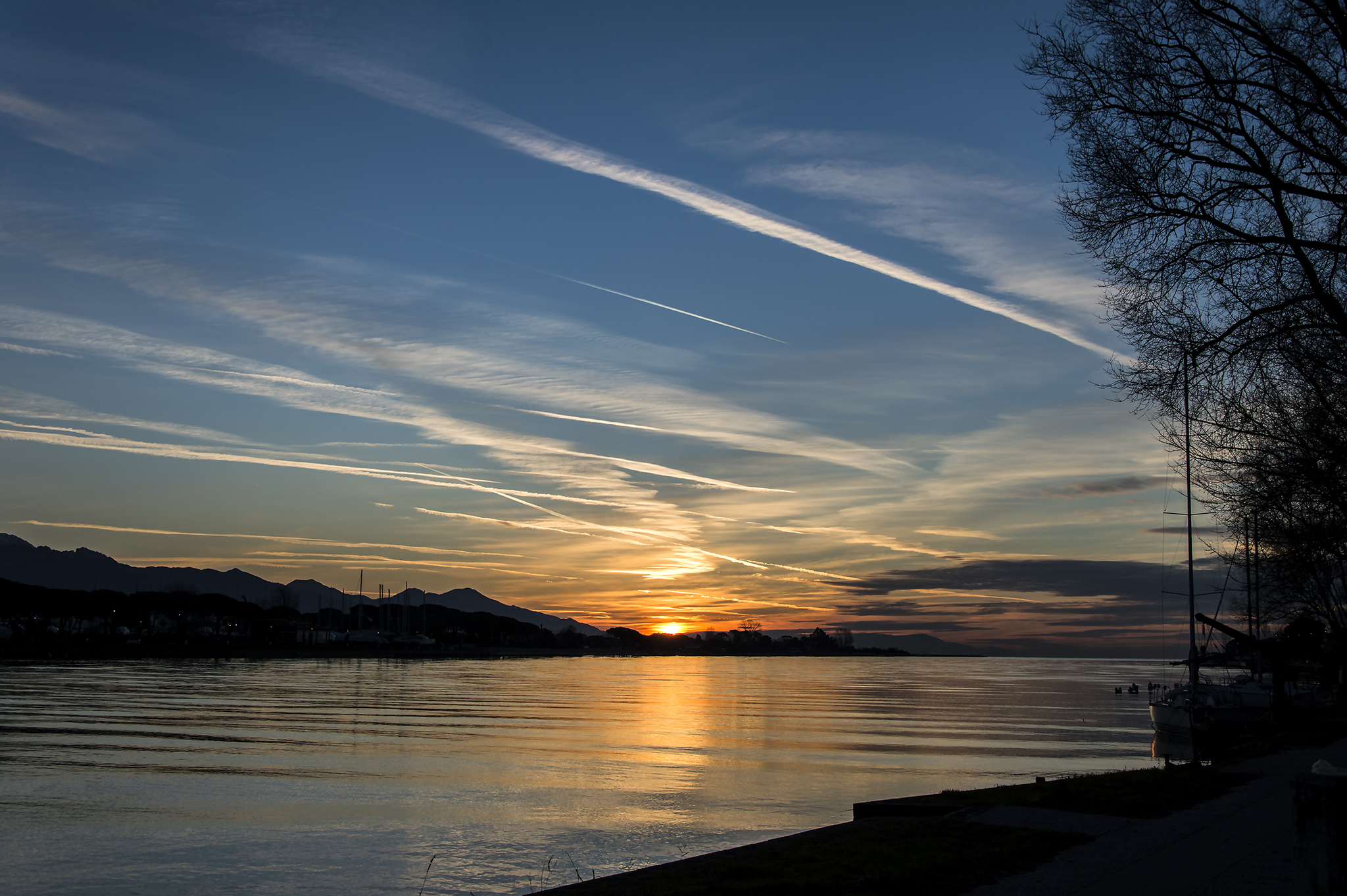 Il sorgere del sole alla foce del Magra
