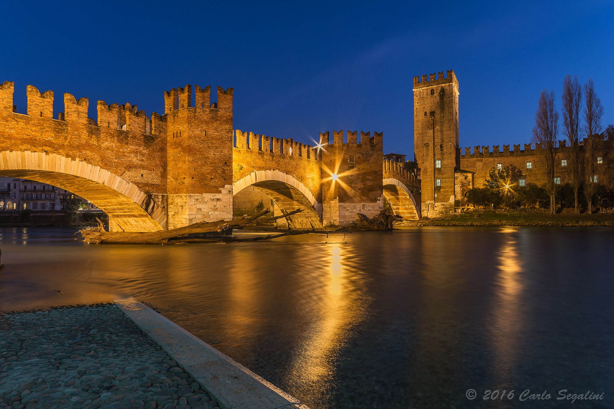 Castelvecchio ora blu