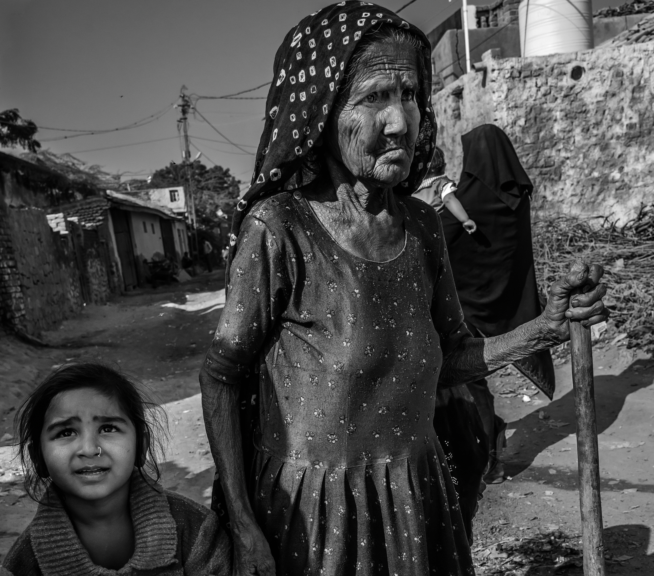 Anziana con bambina B&W