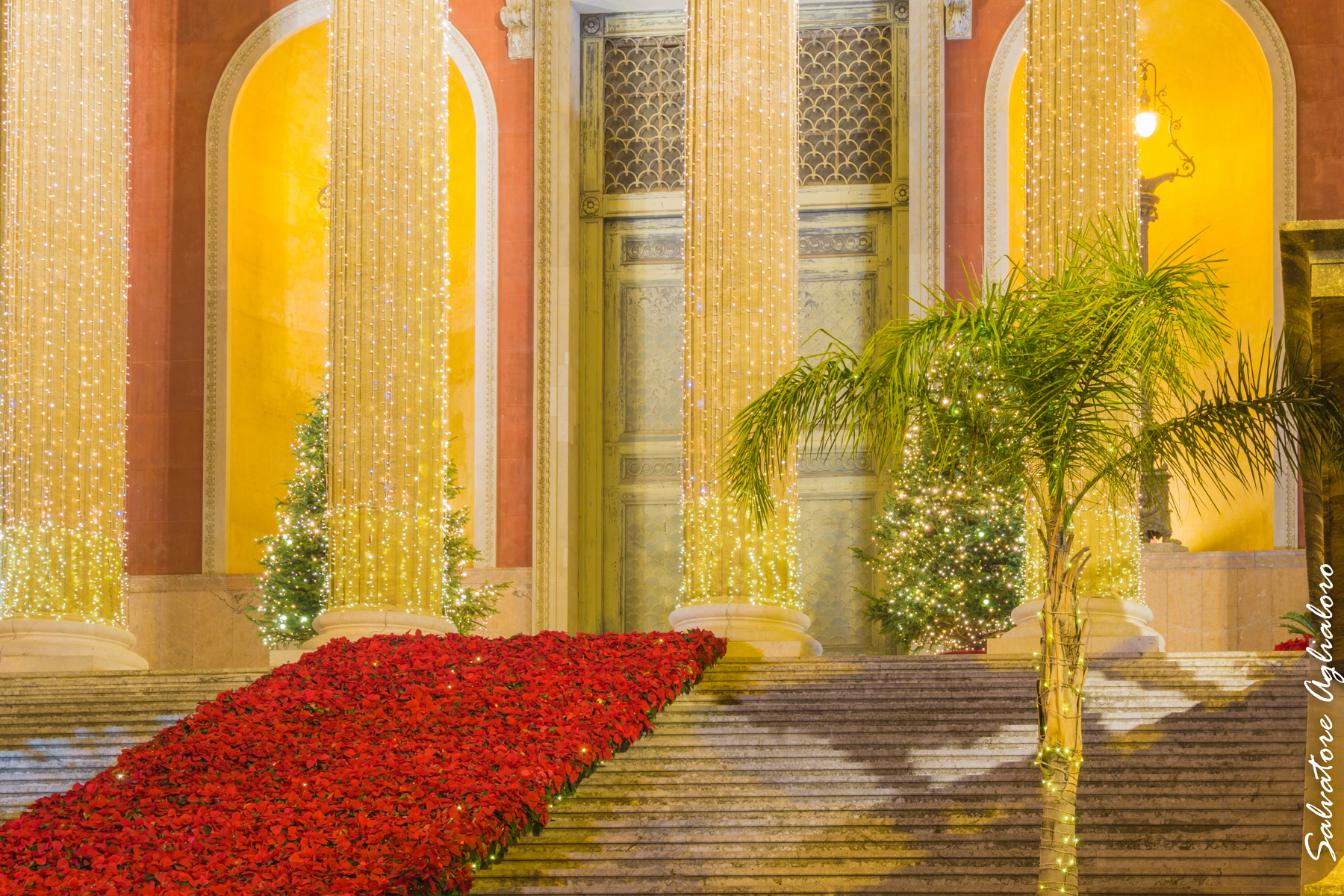 The scale of the Teatro Massimo in Christmas
