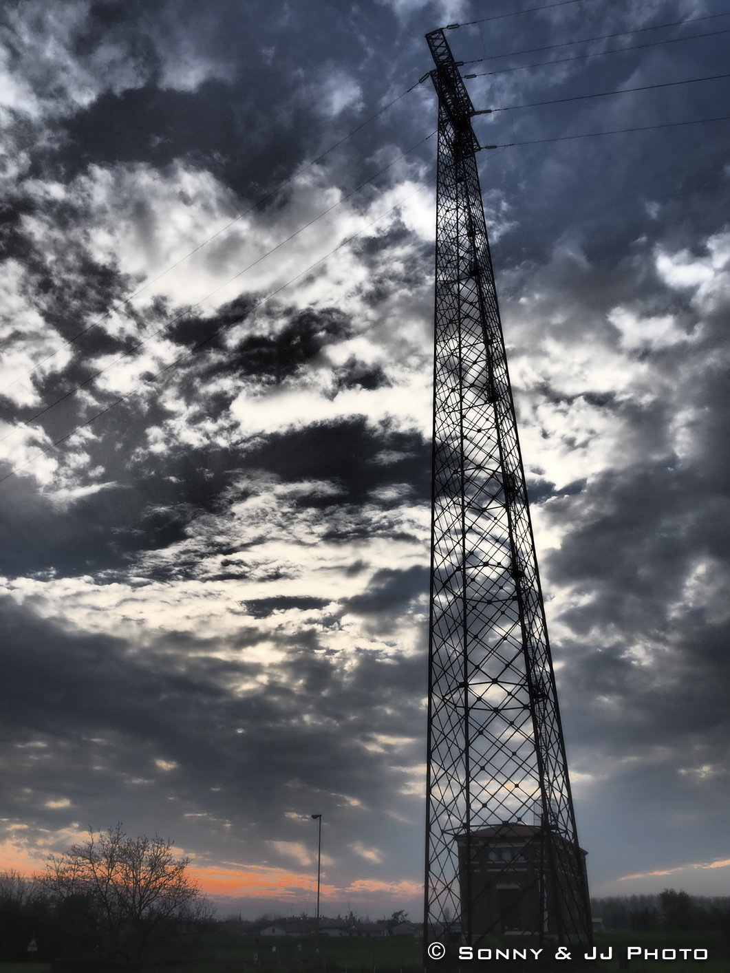 Elettrodotto al tramonto