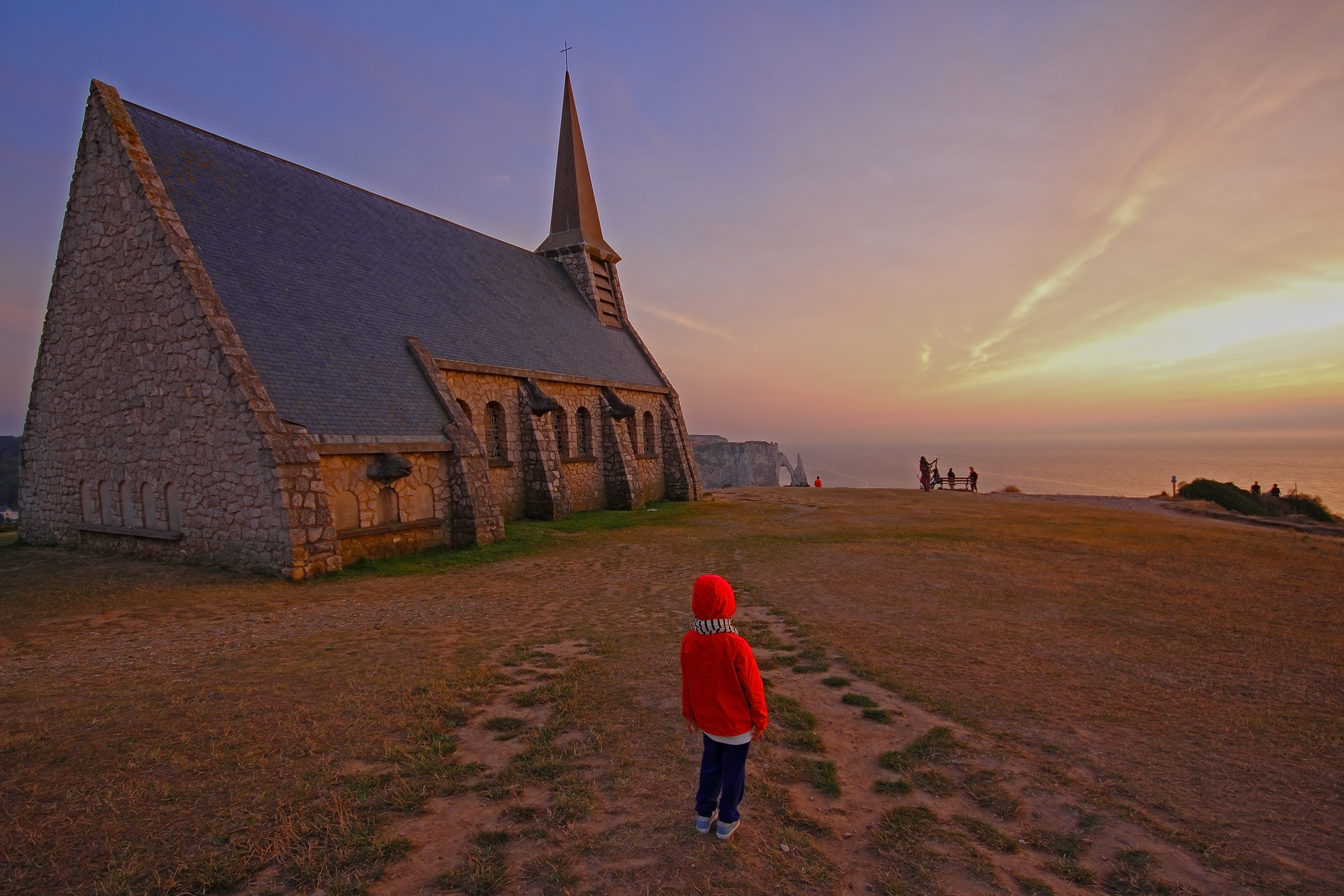 Le petit jeaune rouge et le soleil de cocheur in Etretat