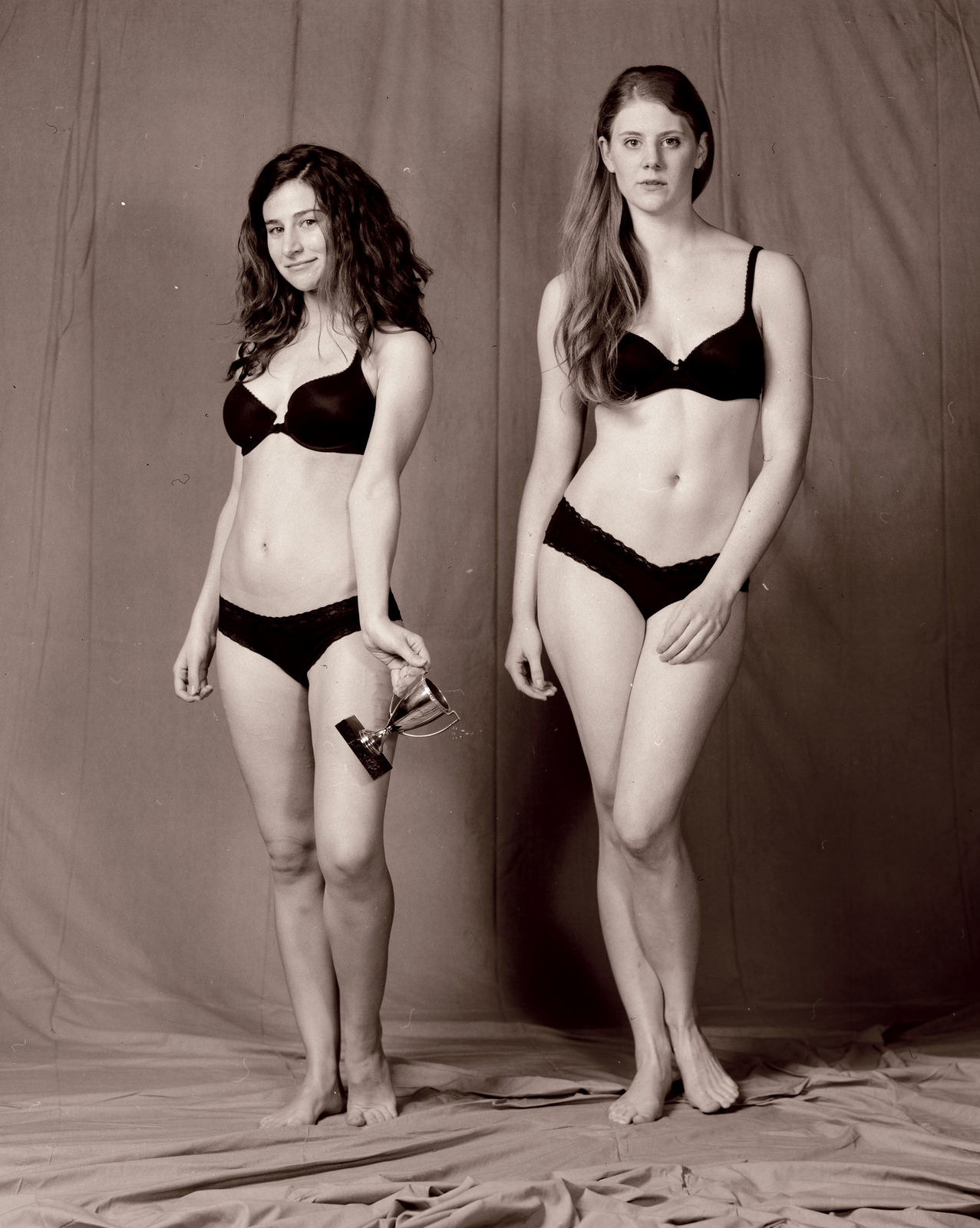 due ragazze, una tazza