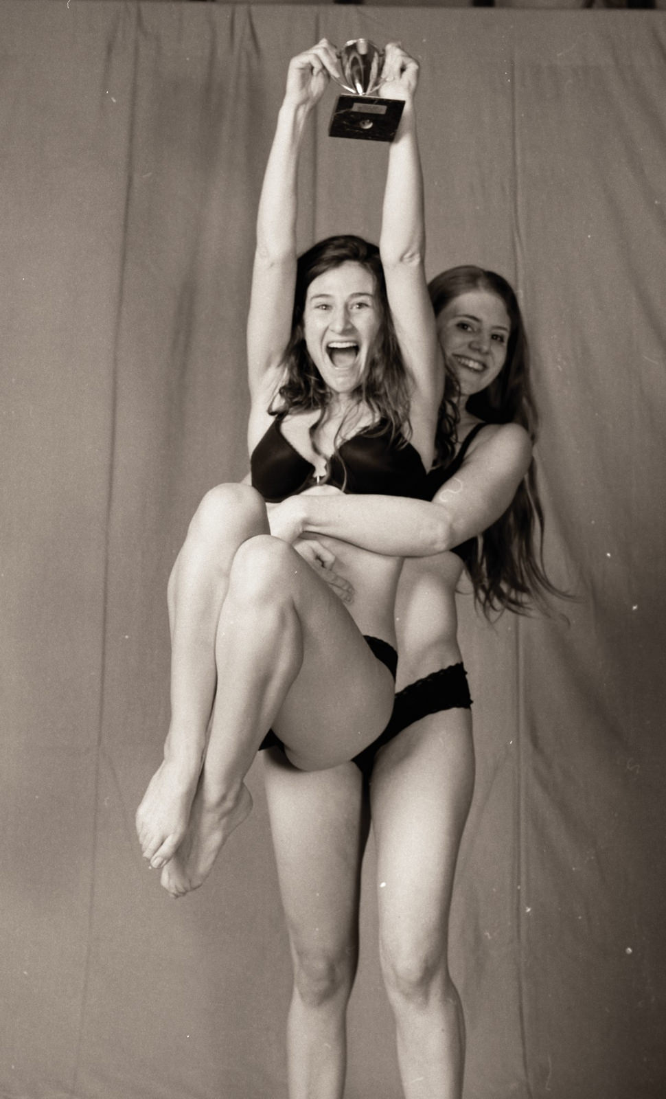 due ragazze, una tazza