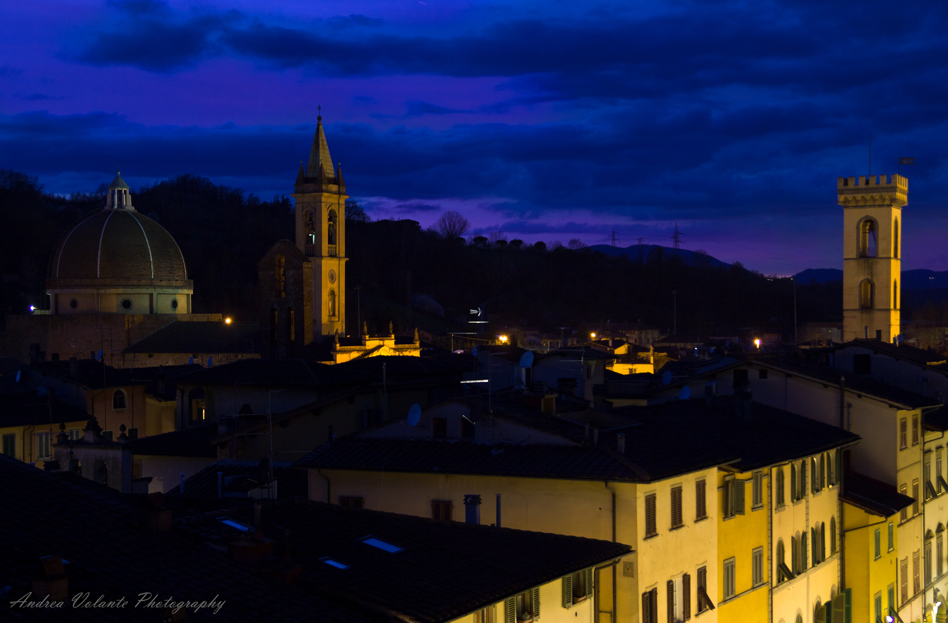 San Giovanni scende la sera sulla città del Marzocco.