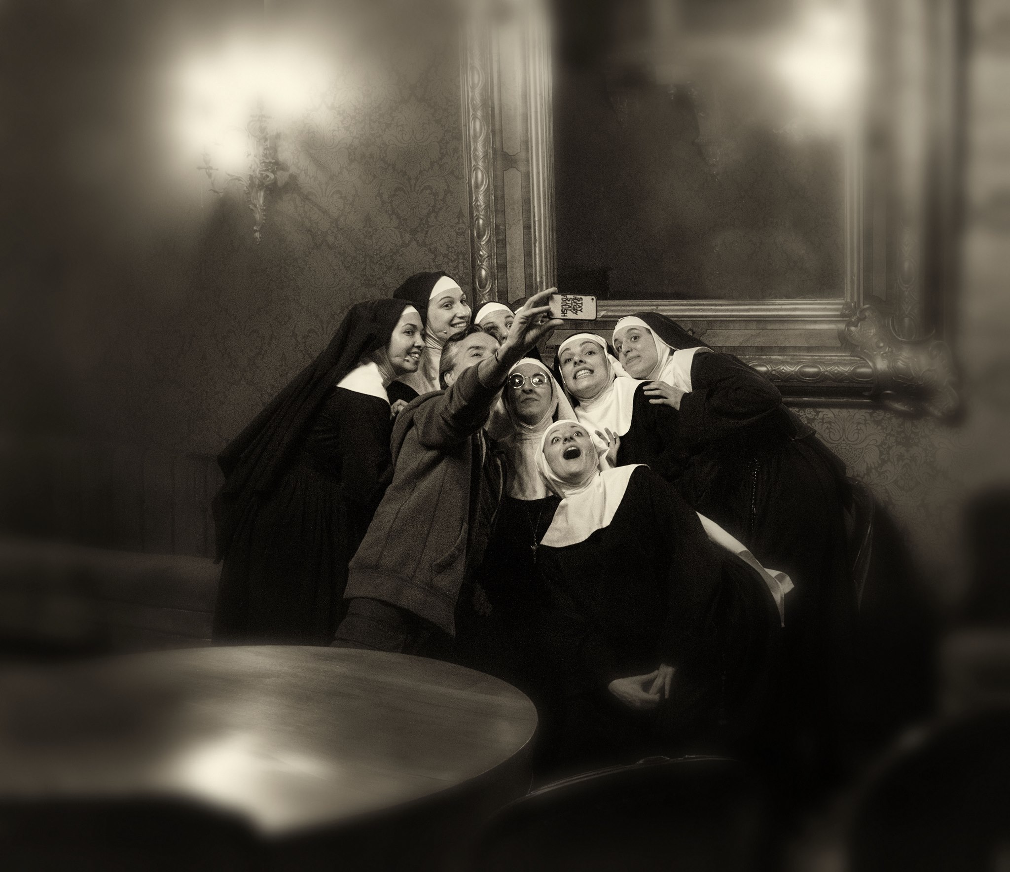 Il convento in teatro alle prese con il selfie