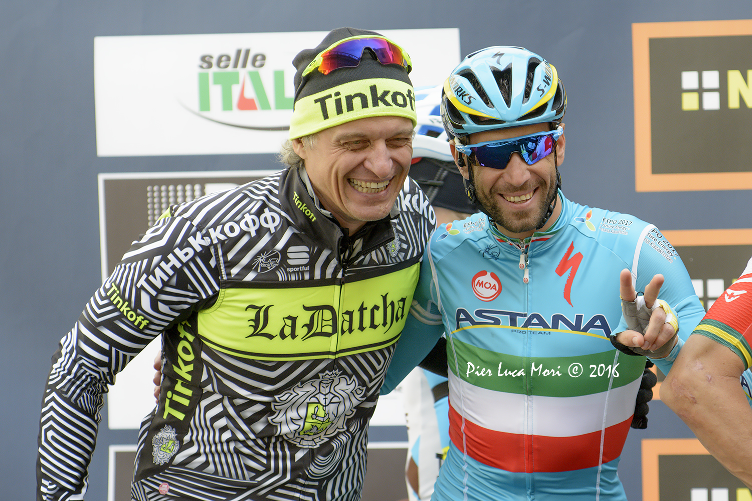Who is the gentleman next to Nibali?