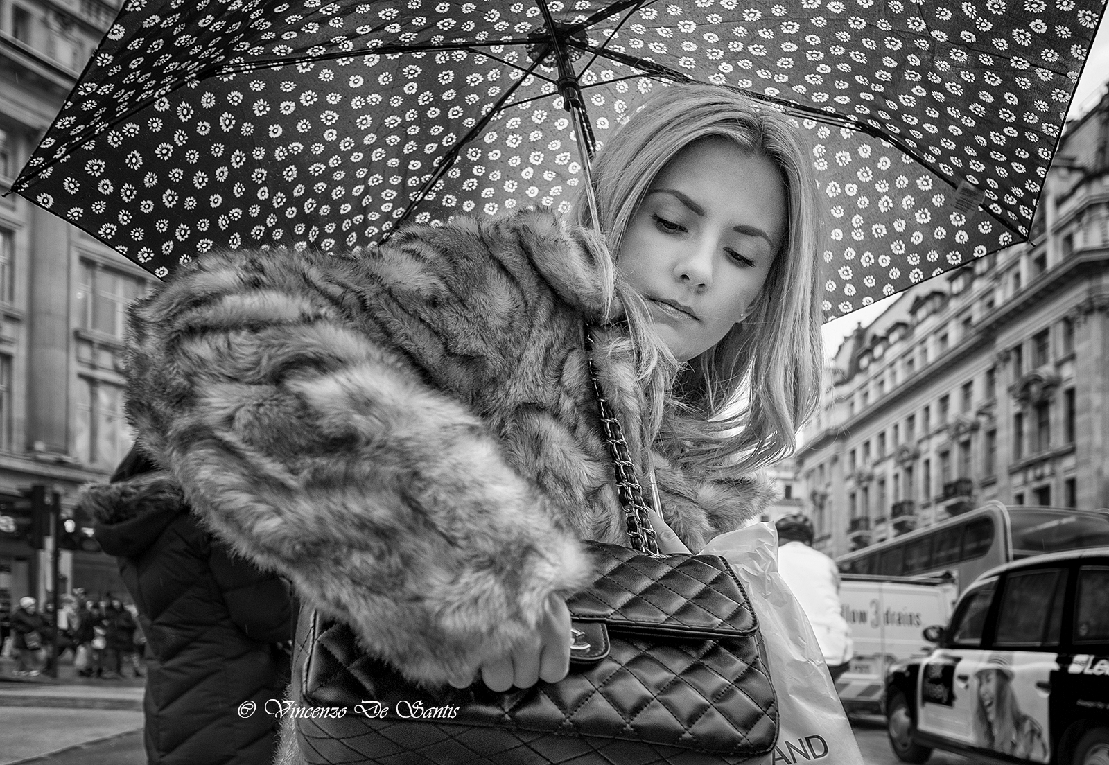 Oxford Circus /London) attendendo il verde del semaforo