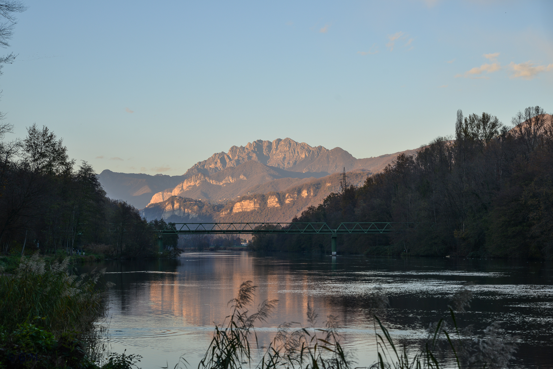 Fiume Adda al tramonto sullo sfondo il Resegone
