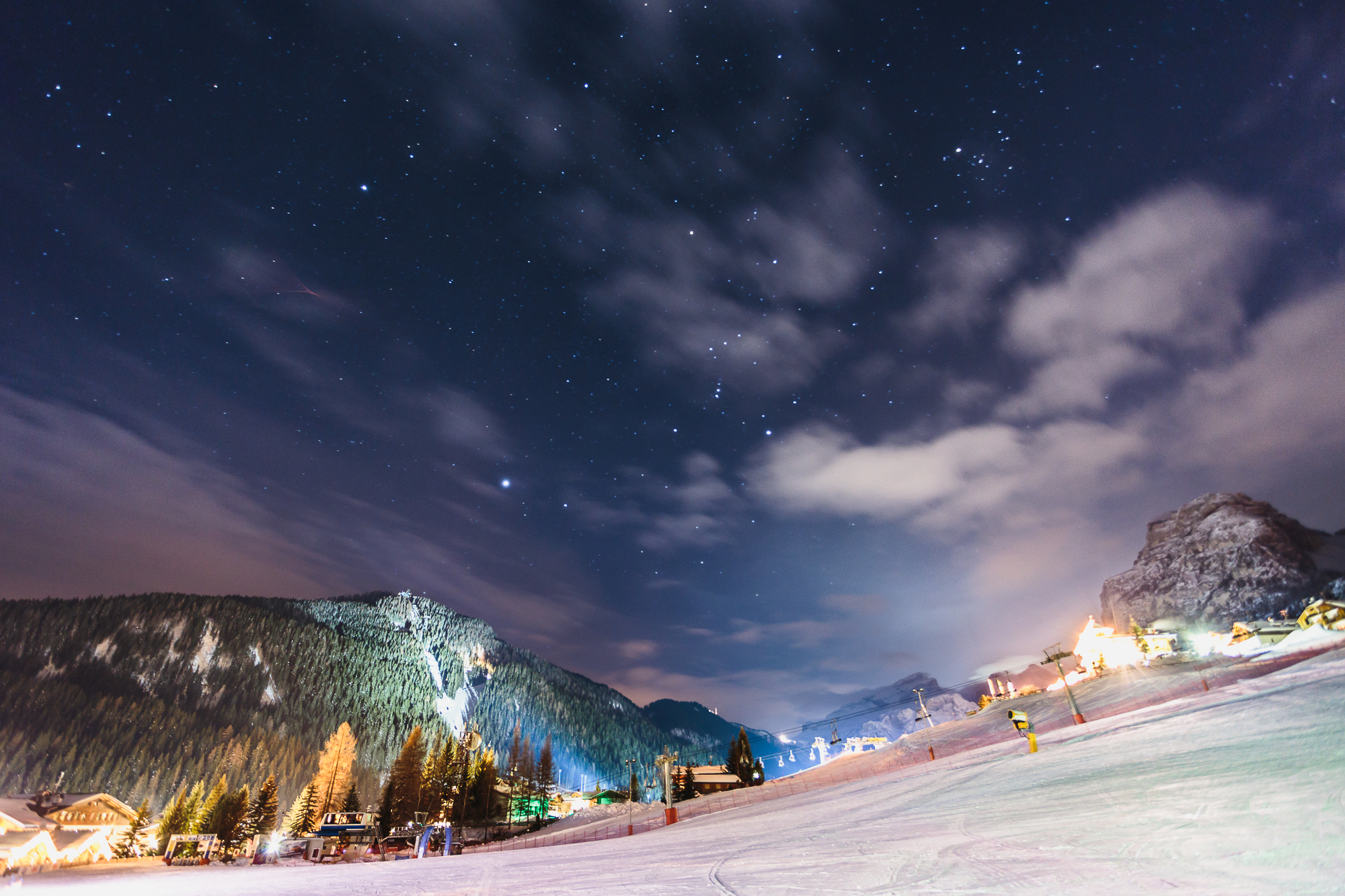 gran risa sotto nuvole e stelle