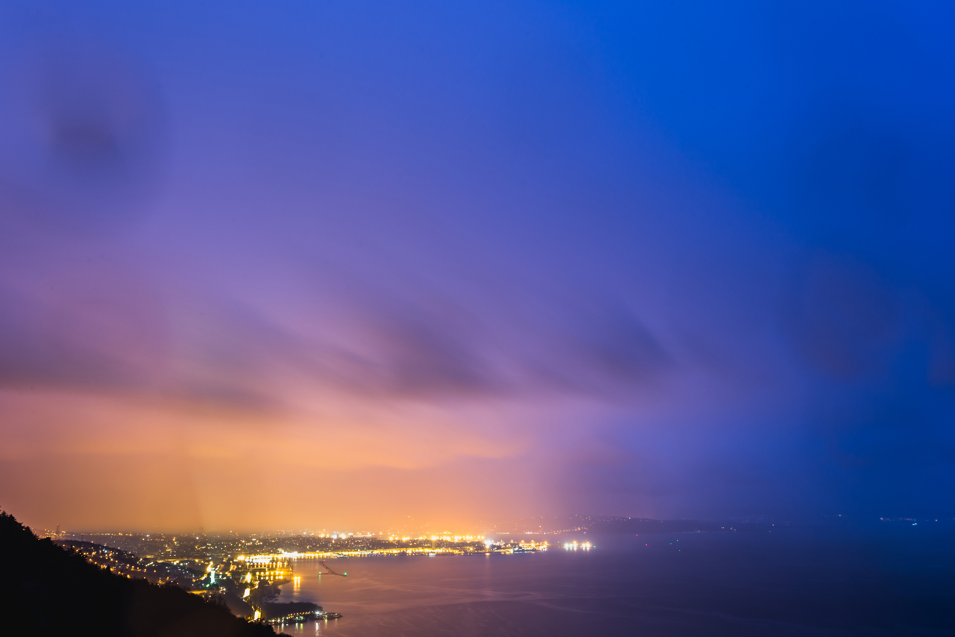 trieste sotto una tempesta di colori